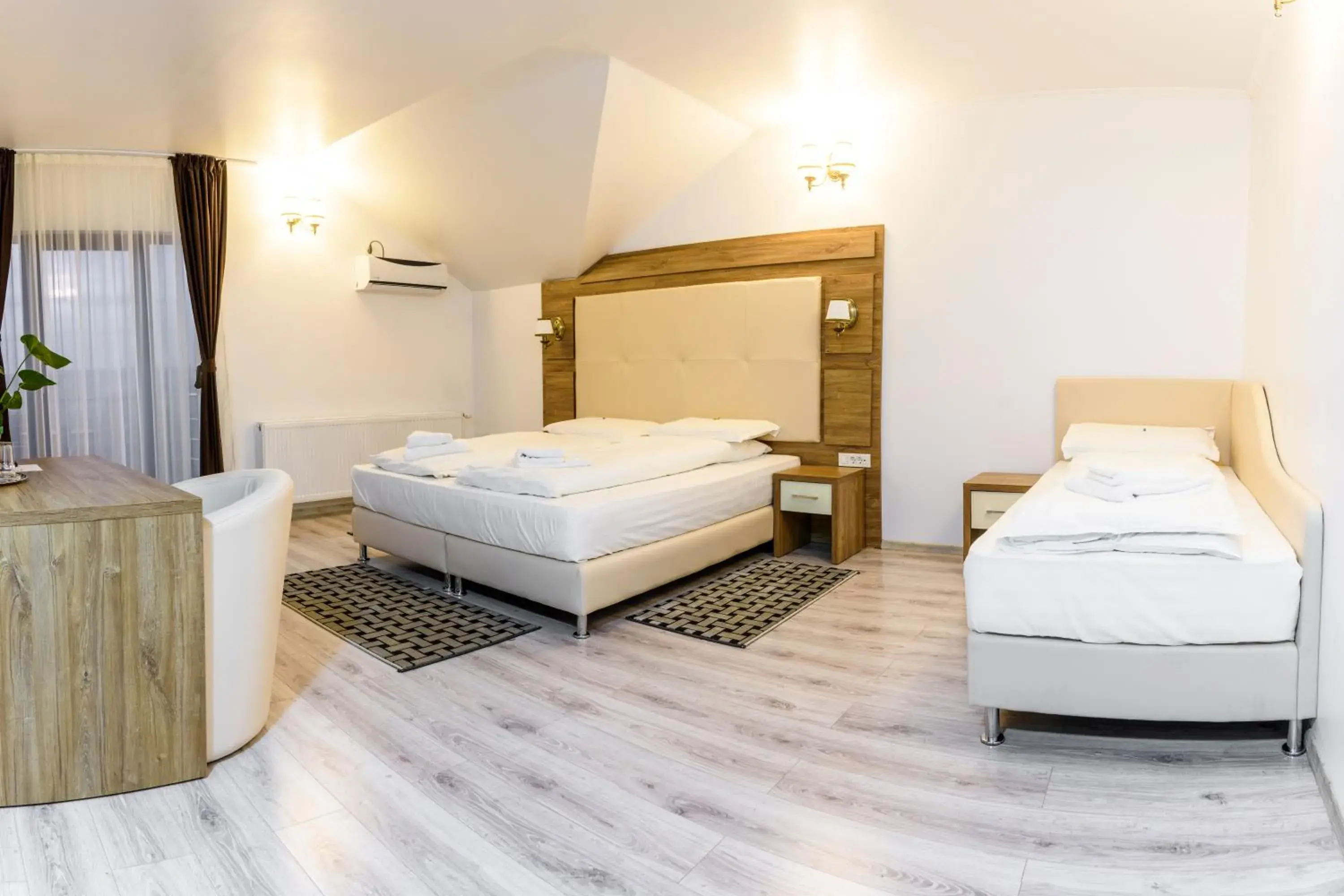 Family Room with Balcony in Pensiunea Carul cu flori Family Room with Balcony in Pensiunea Carul cu flori