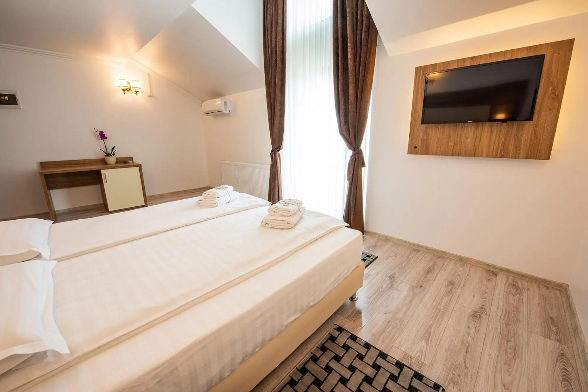 Bed in Pensiunea Carul cu flori