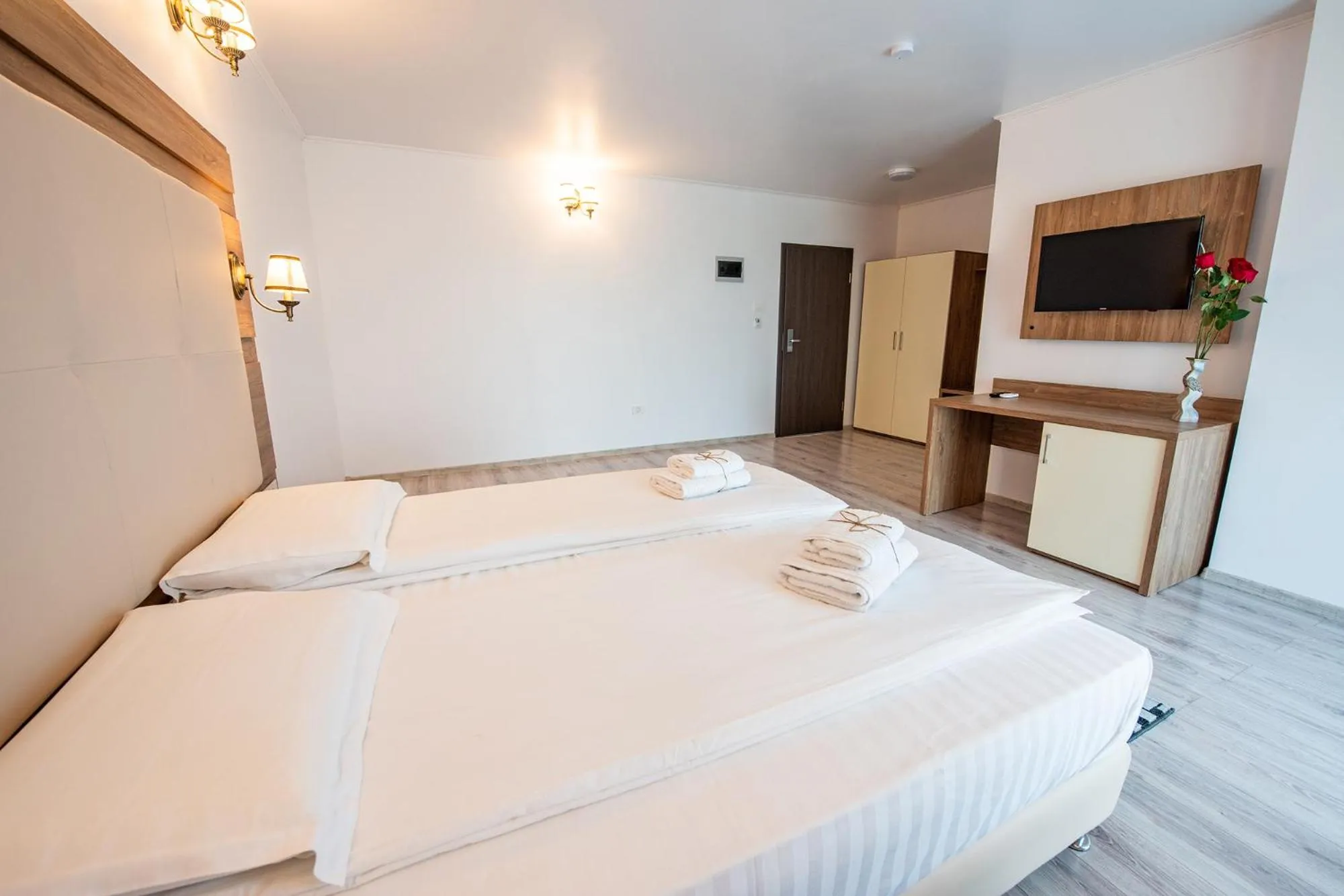 Bed in Pensiunea Carul cu flori