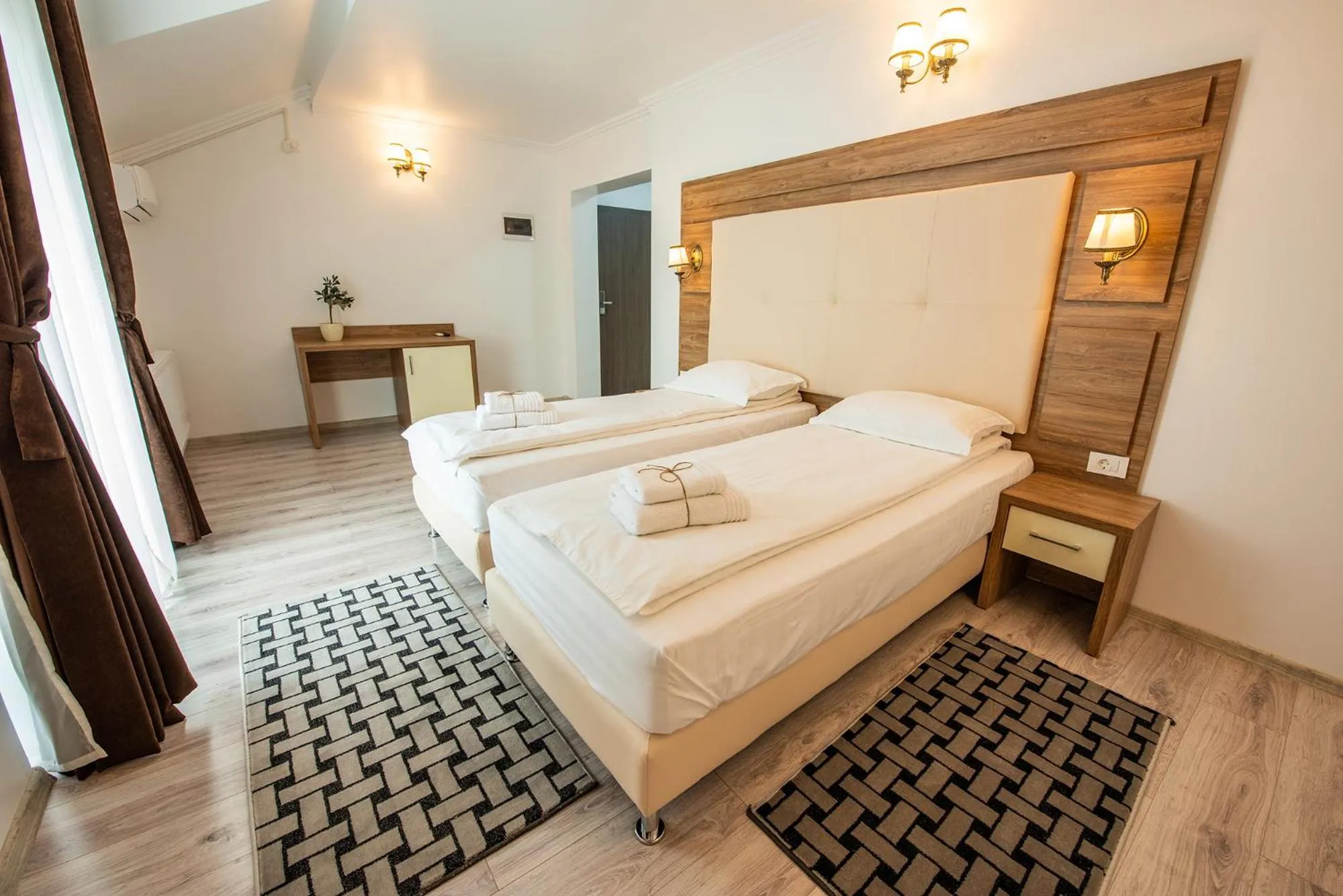 Bed in Pensiunea Carul cu flori