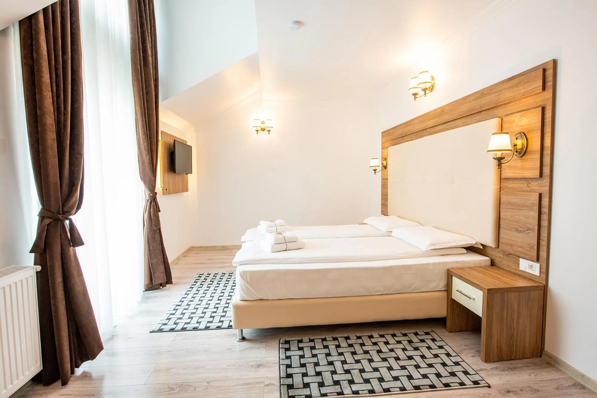 Bed in Pensiunea Carul cu flori