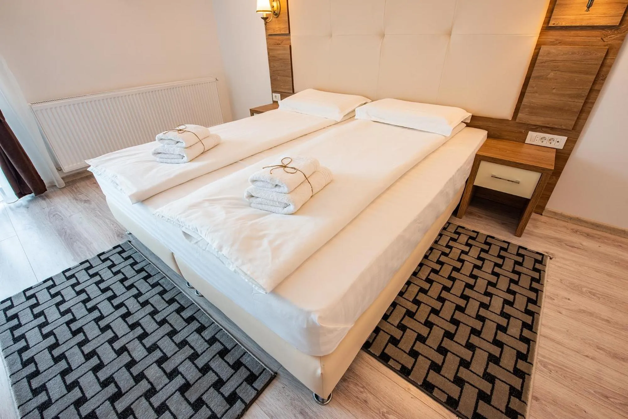 Bed in Pensiunea Carul cu flori