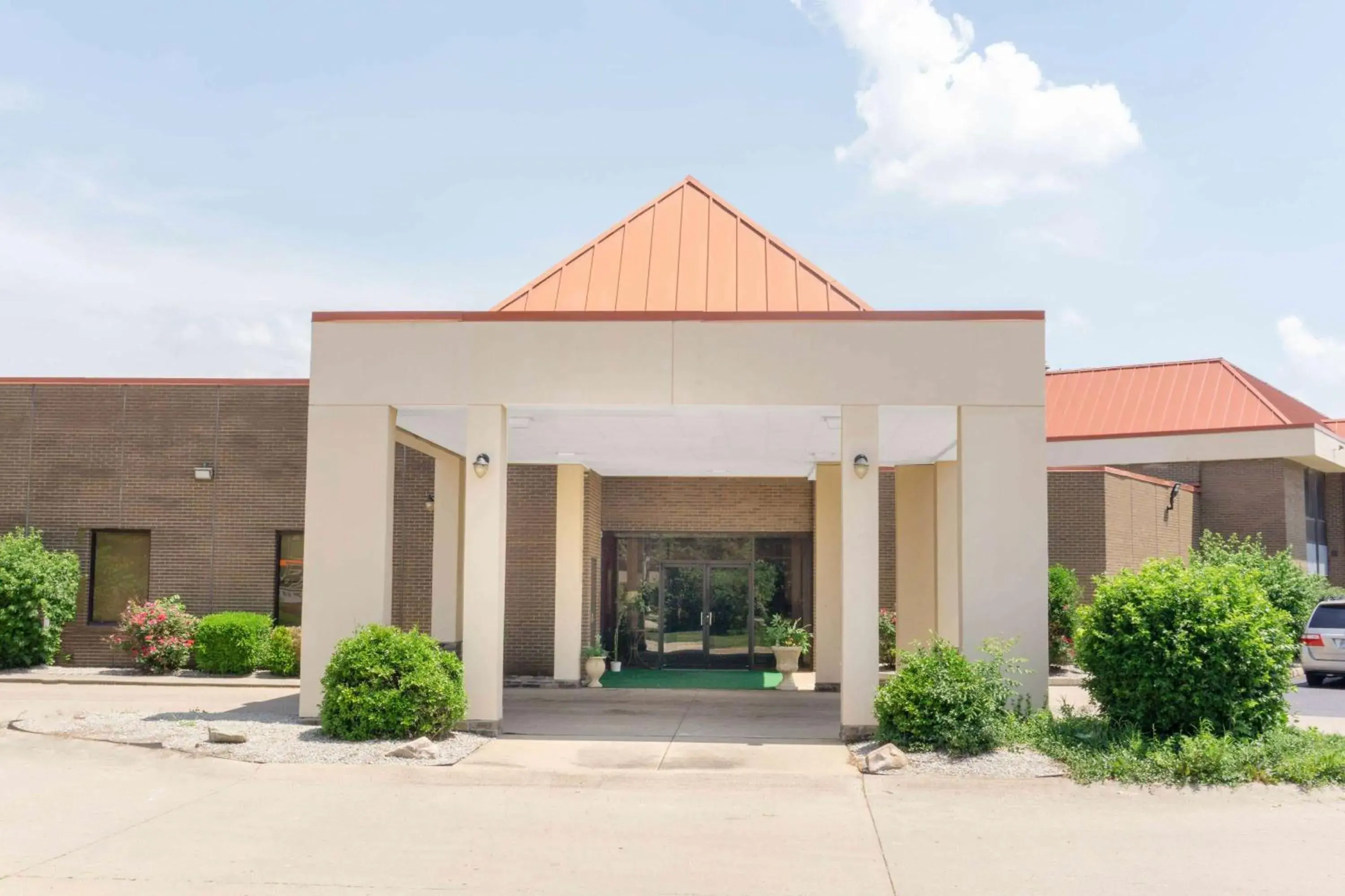 Property building in Super 8 by Wyndham Harrison OH Property building in Super 8 by Wyndham Harrison OH