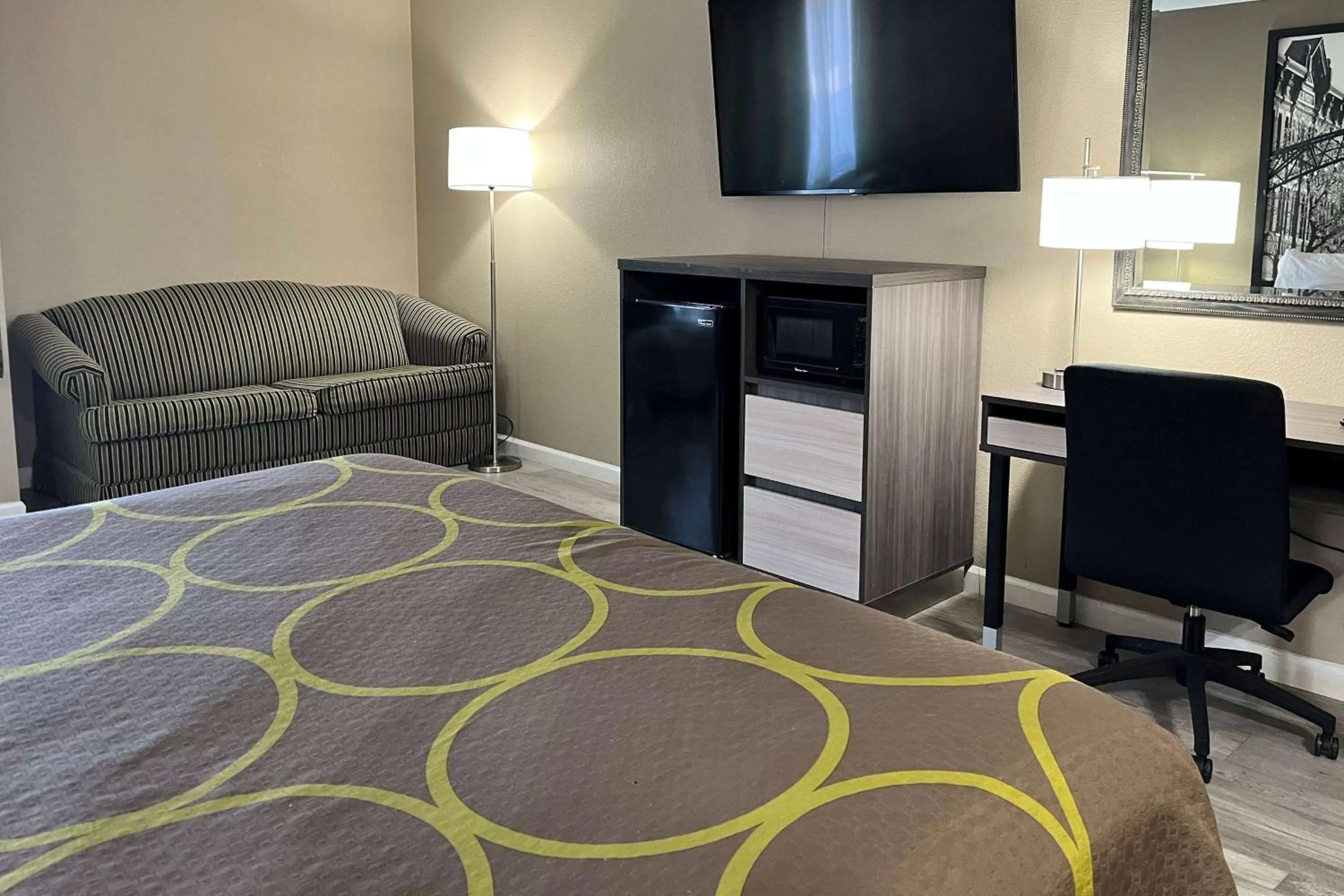 Photo of the whole room, Bed in Super 8 by Wyndham Harrison OH