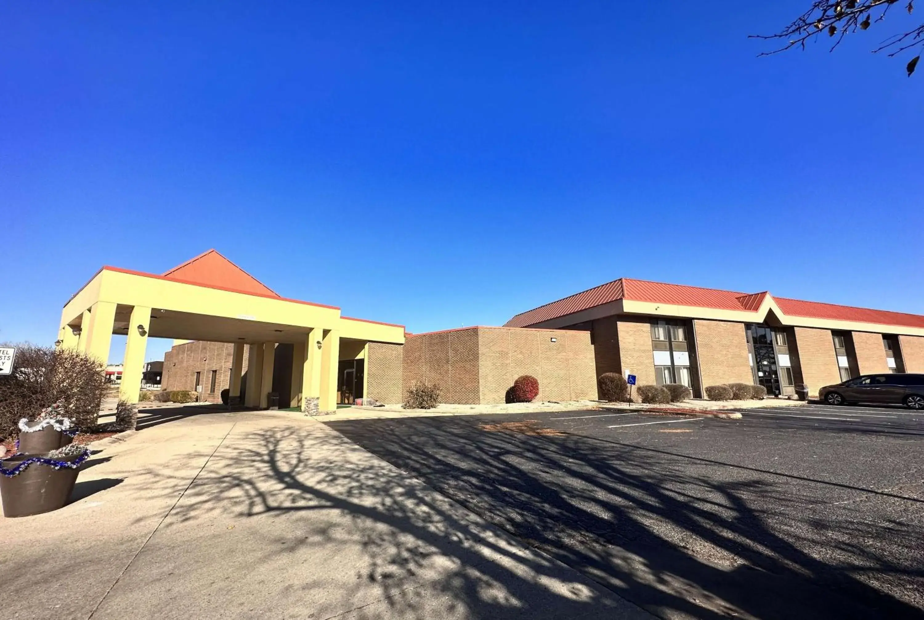 Property building in Super 8 by Wyndham Harrison OH Property building in Super 8 by Wyndham Harrison OH