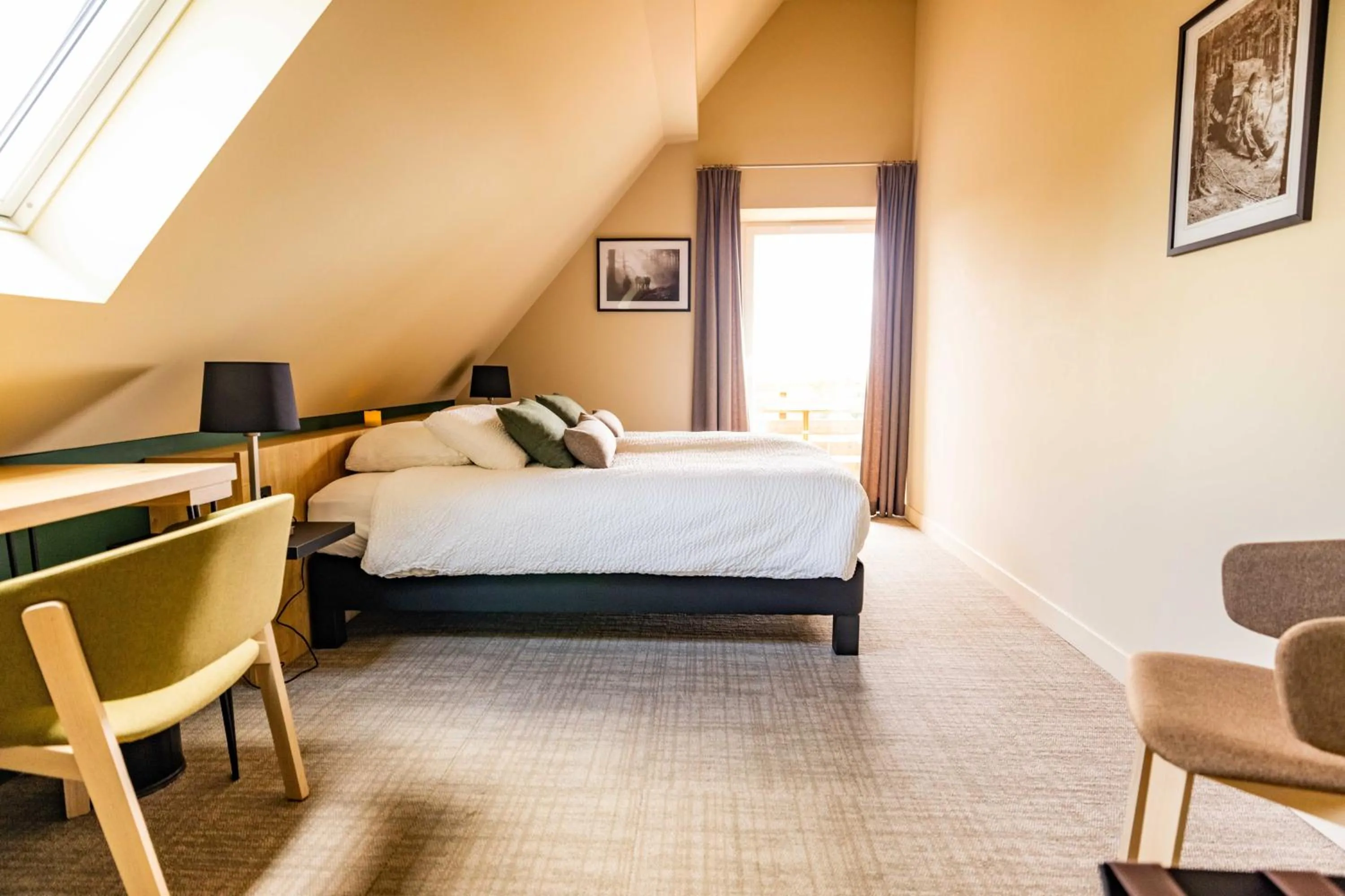 Bed in Logis Hôtel Restaurant & Spa La Rochette