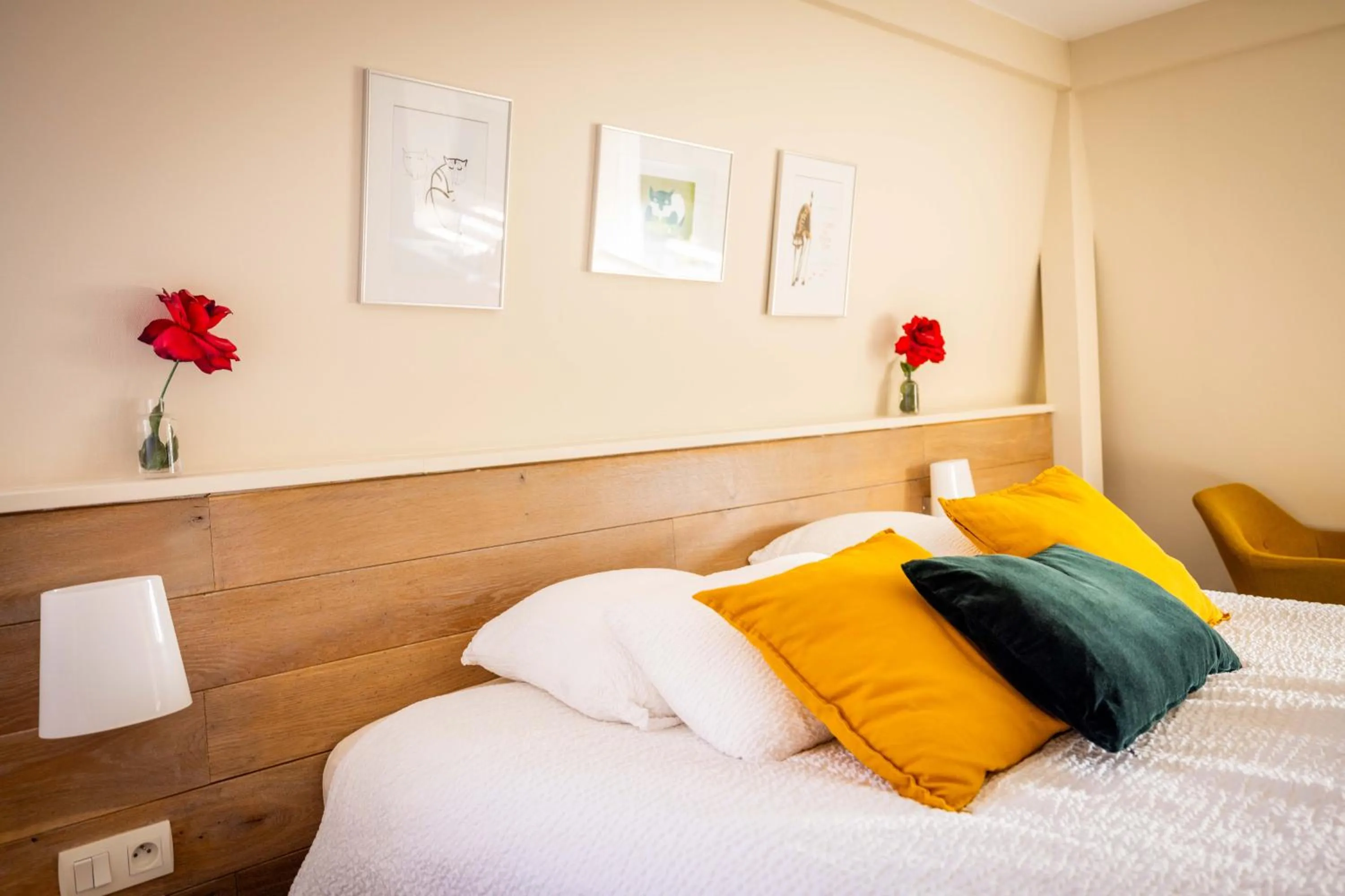 Bed in Logis Hôtel Restaurant & Spa La Rochette