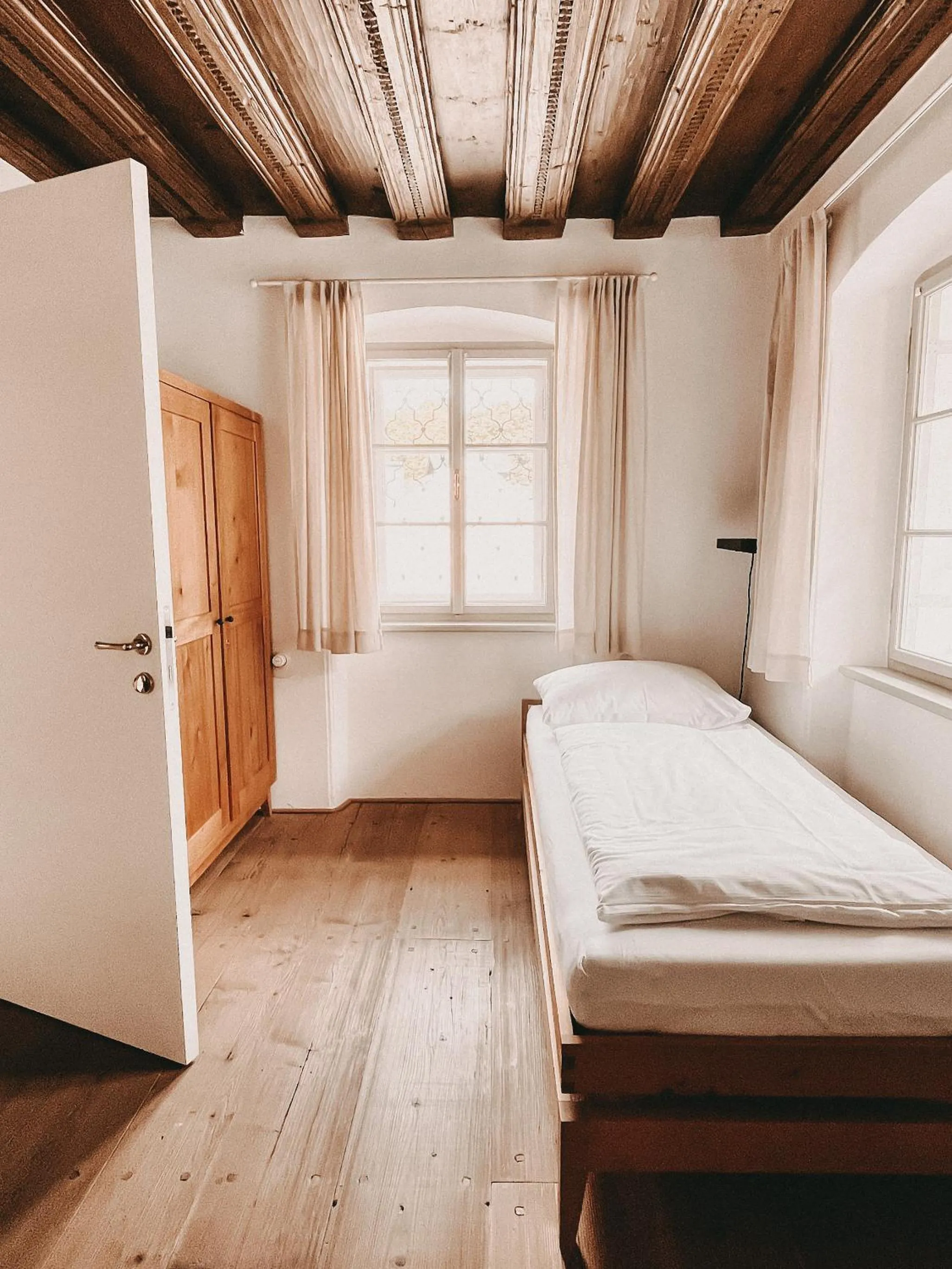 Bed in Schwarzes Haus