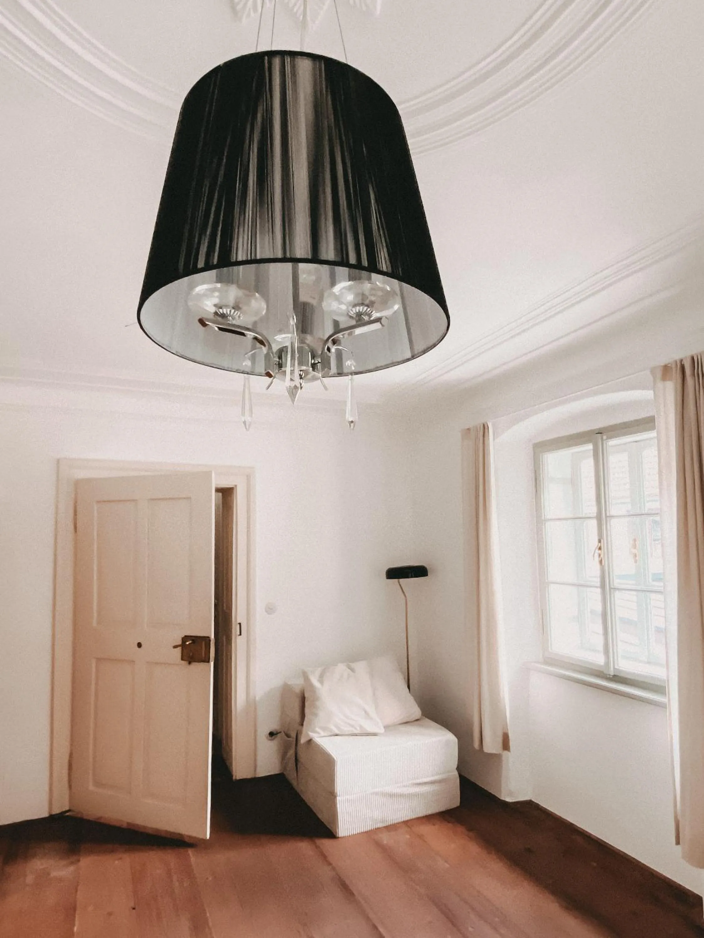 Bed in Schwarzes Haus