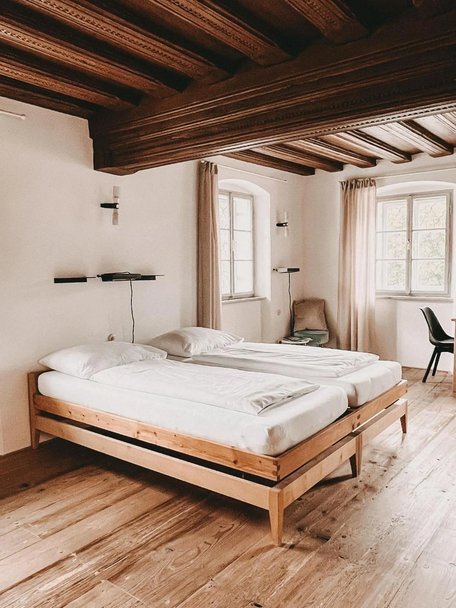 Bed in Schwarzes Haus