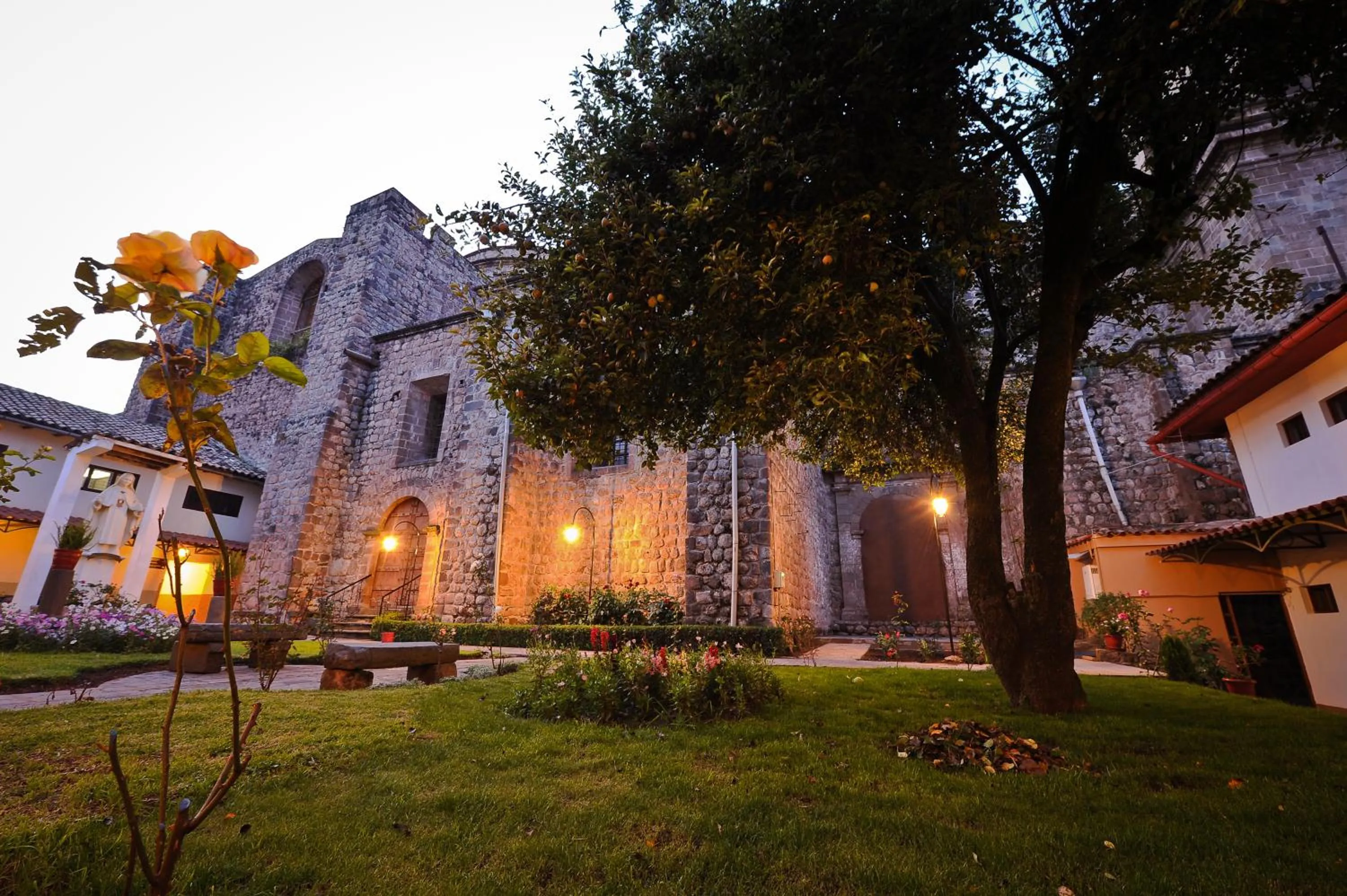 Patio in Hotel Monasterio San Pedro