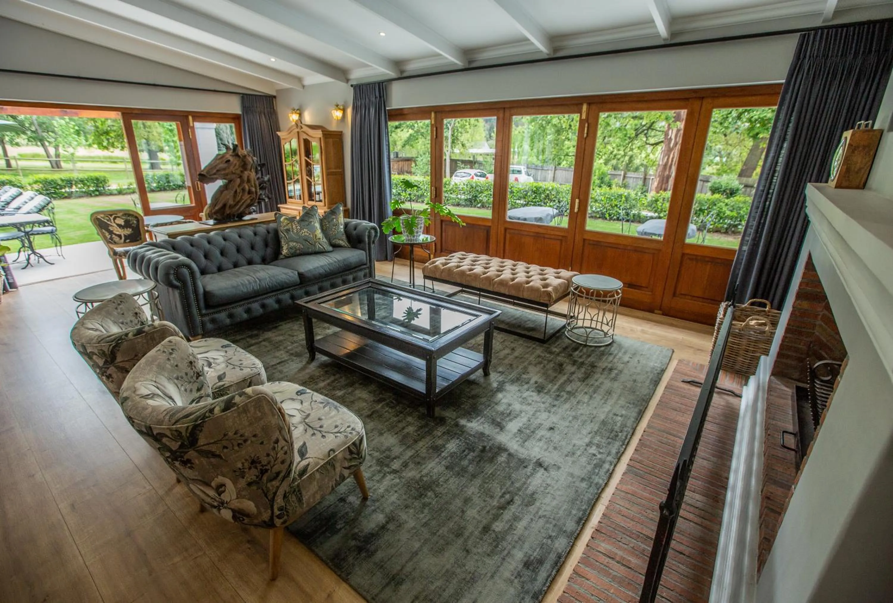 Communal lounge/ TV room in Simonzicht Guest House