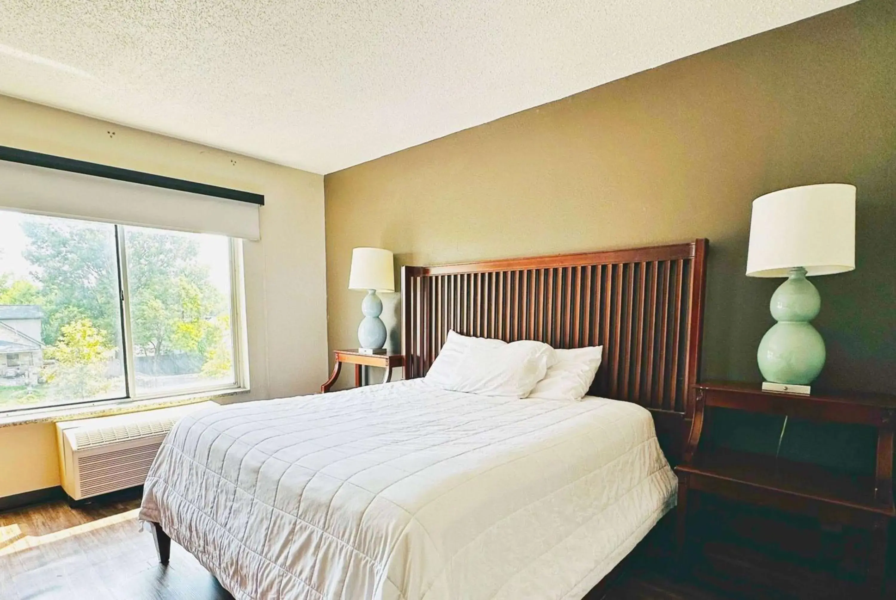 Deluxe King Room - Non-Smoking in Baymont Inn and Suites by Wyndham Columbus / Near OSU Deluxe King Room - Non-Smoking in Baymont Inn and Suites by Wyndham Columbus / Near OSU