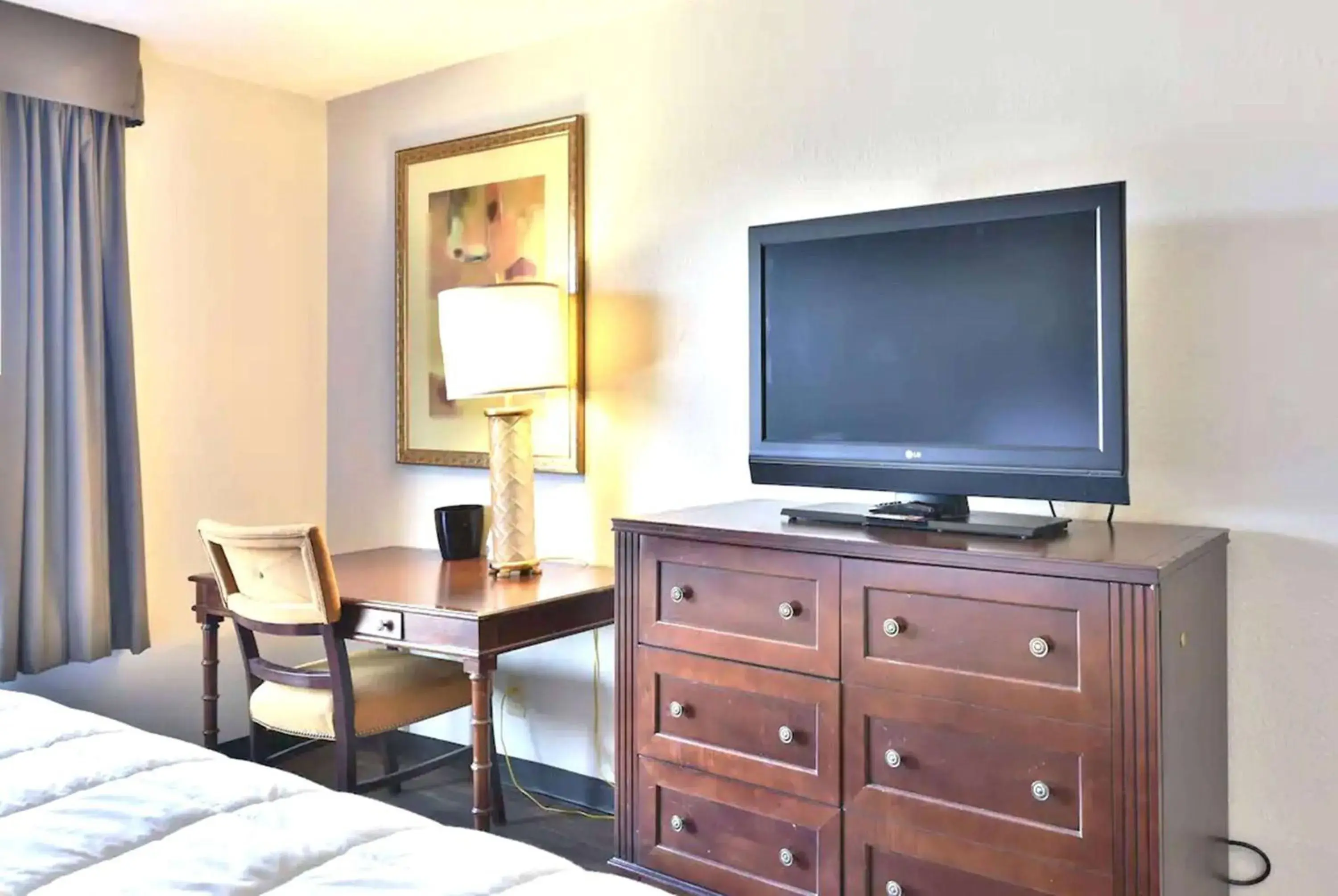 Deluxe Queen Room - Non-Smoking in Baymont Inn and Suites by Wyndham Columbus / Near OSU Deluxe Queen Room - Non-Smoking in Baymont Inn and Suites by Wyndham Columbus / Near OSU