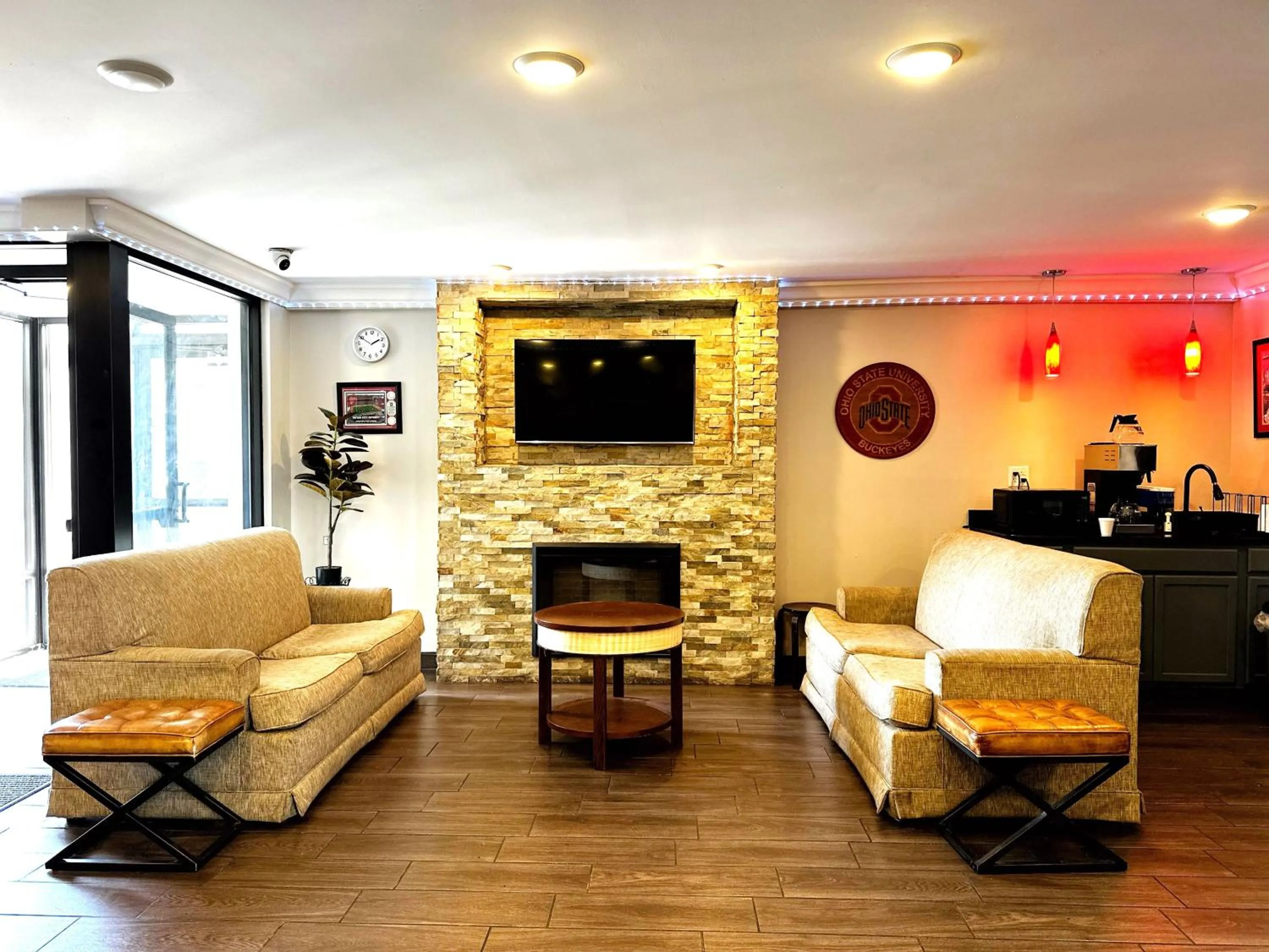 Communal lounge/ TV room in Baymont Inn and Suites by Wyndham Columbus / Near OSU