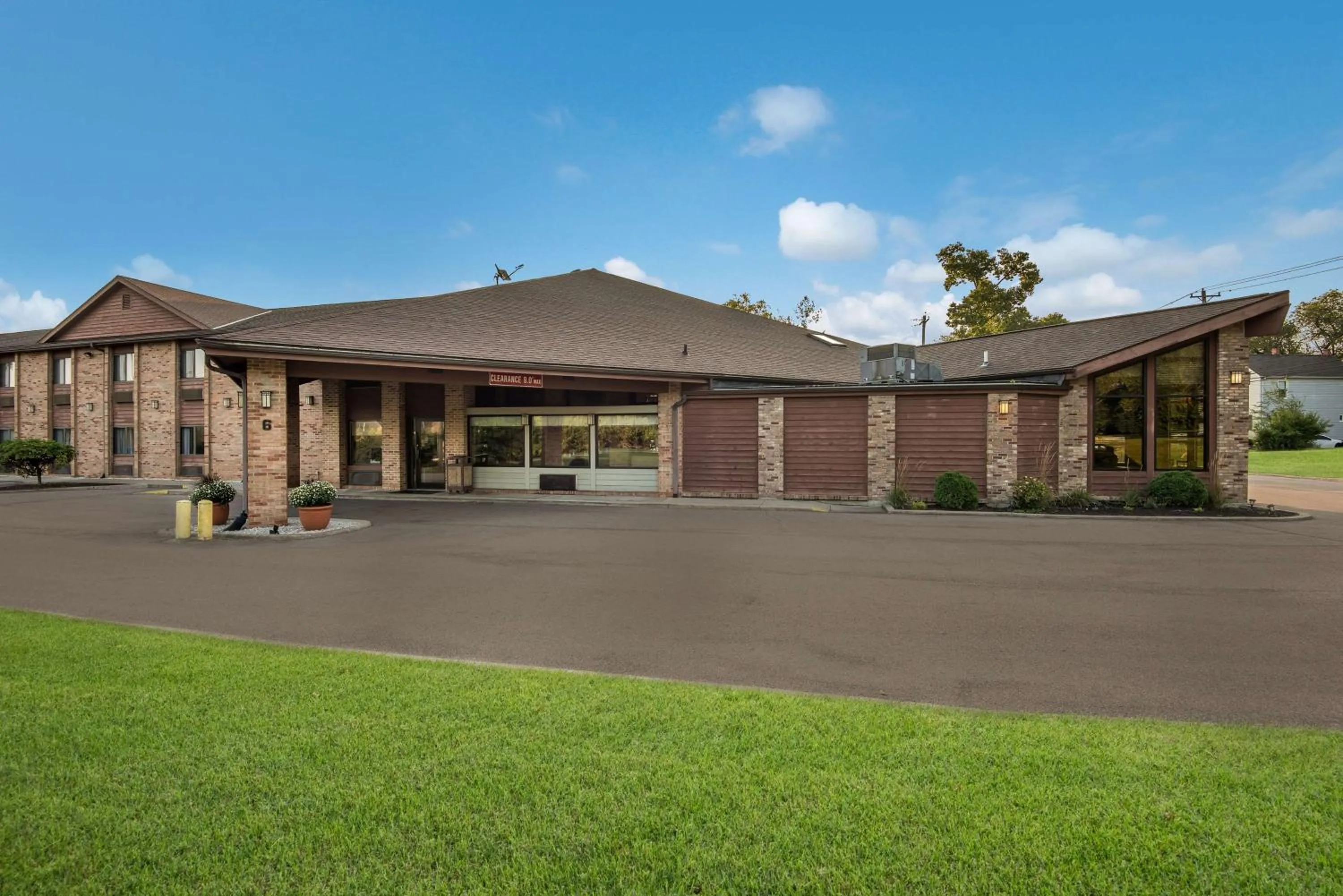 Property building in Best Western Sycamore Inn