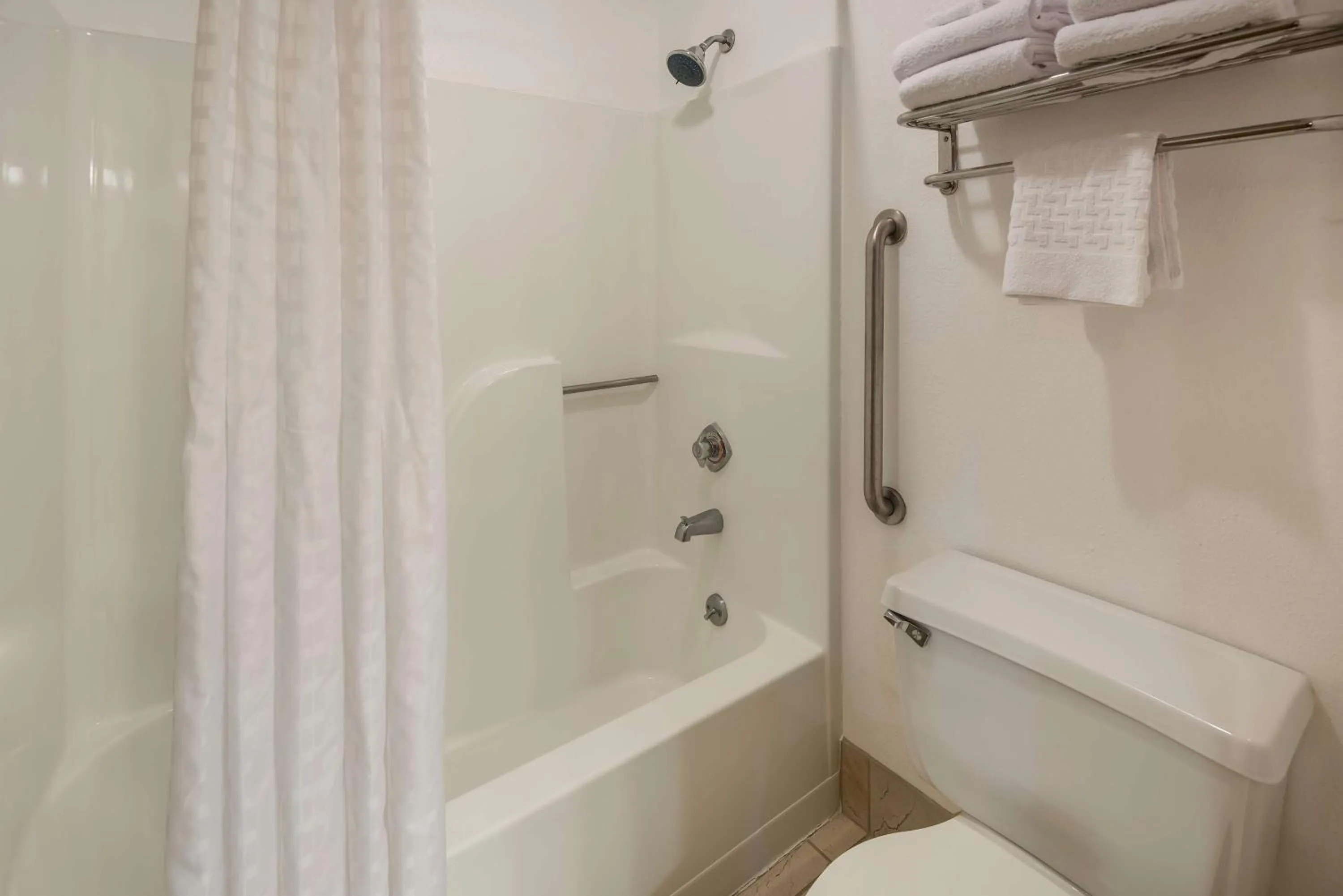 Shower in Best Western Sycamore Inn