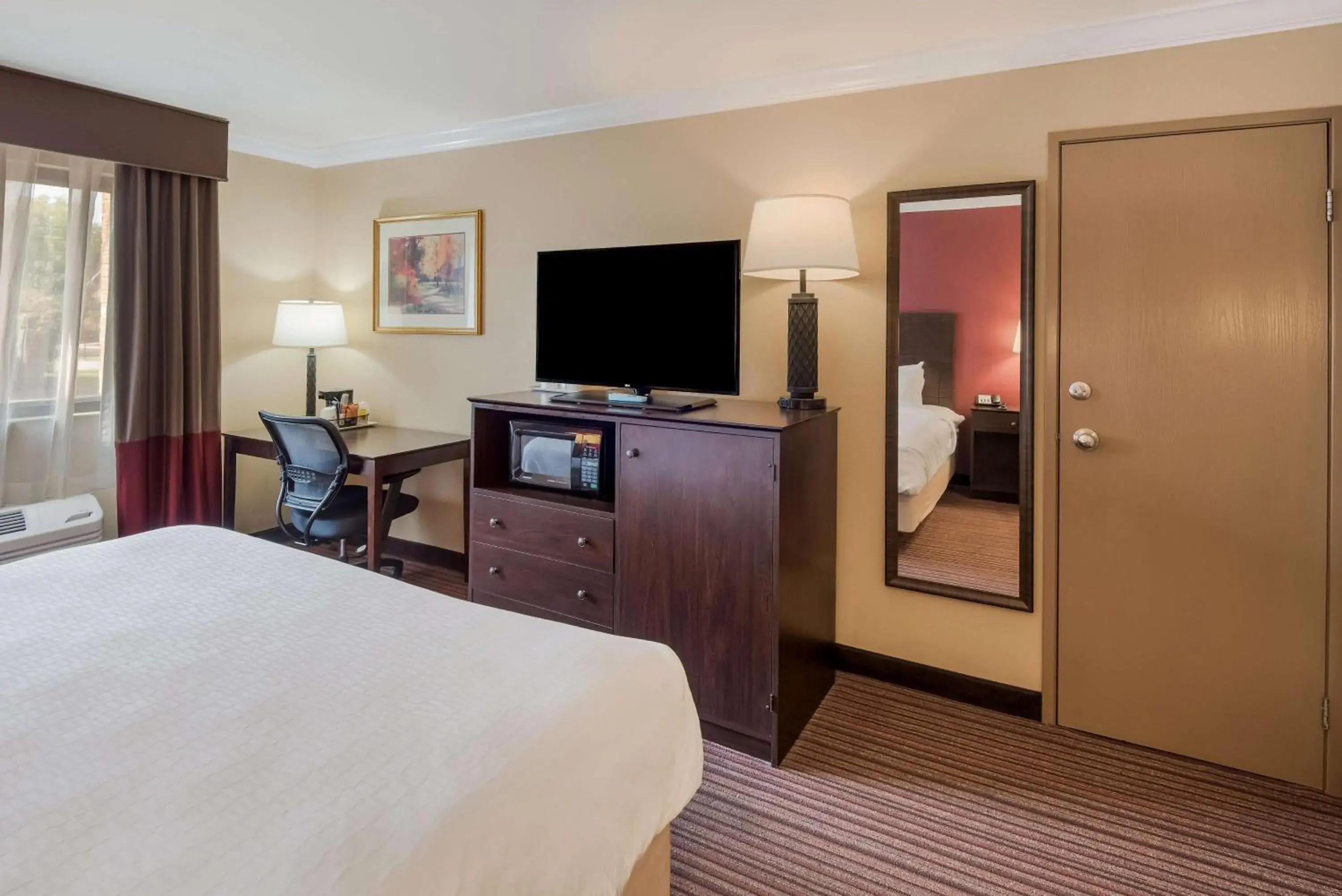 Bed in Best Western Sycamore Inn Bed in Best Western Sycamore Inn