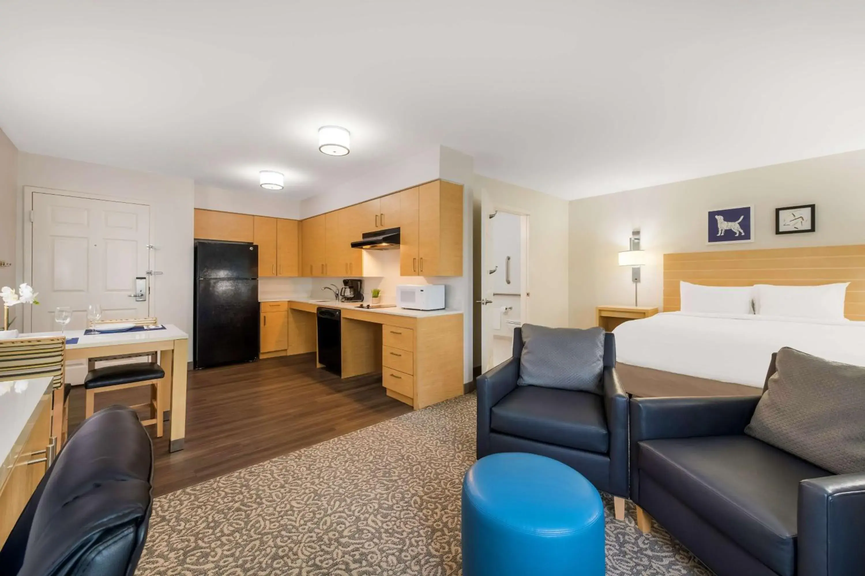 Photo of the whole room, Bed in Sonesta ES Suites Charlotte Arrowood Photo of the whole room, Bed in Sonesta ES Suites Charlotte Arrowood