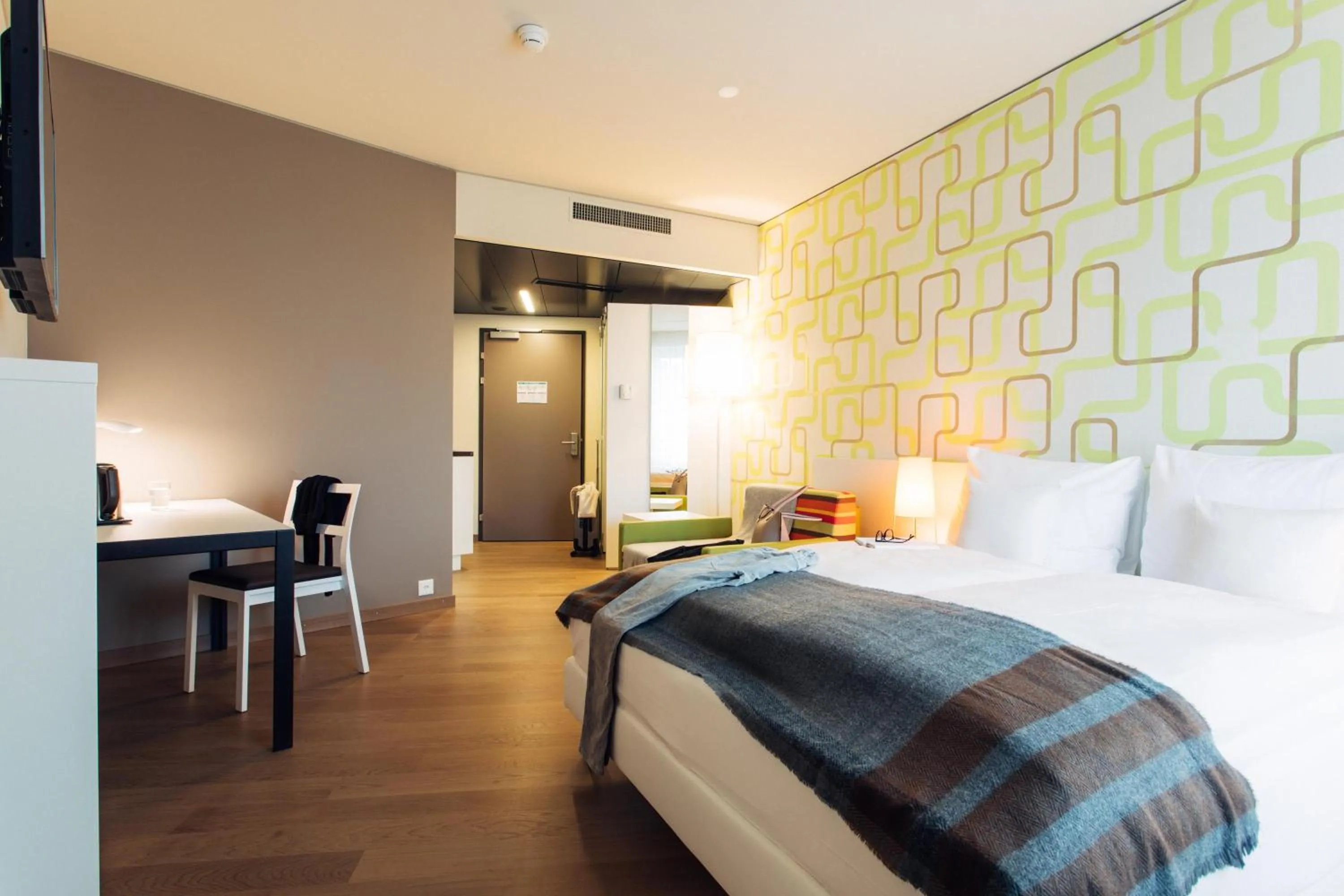 Photo of the whole room, Bed in harry's home Zürich-Wallisellen