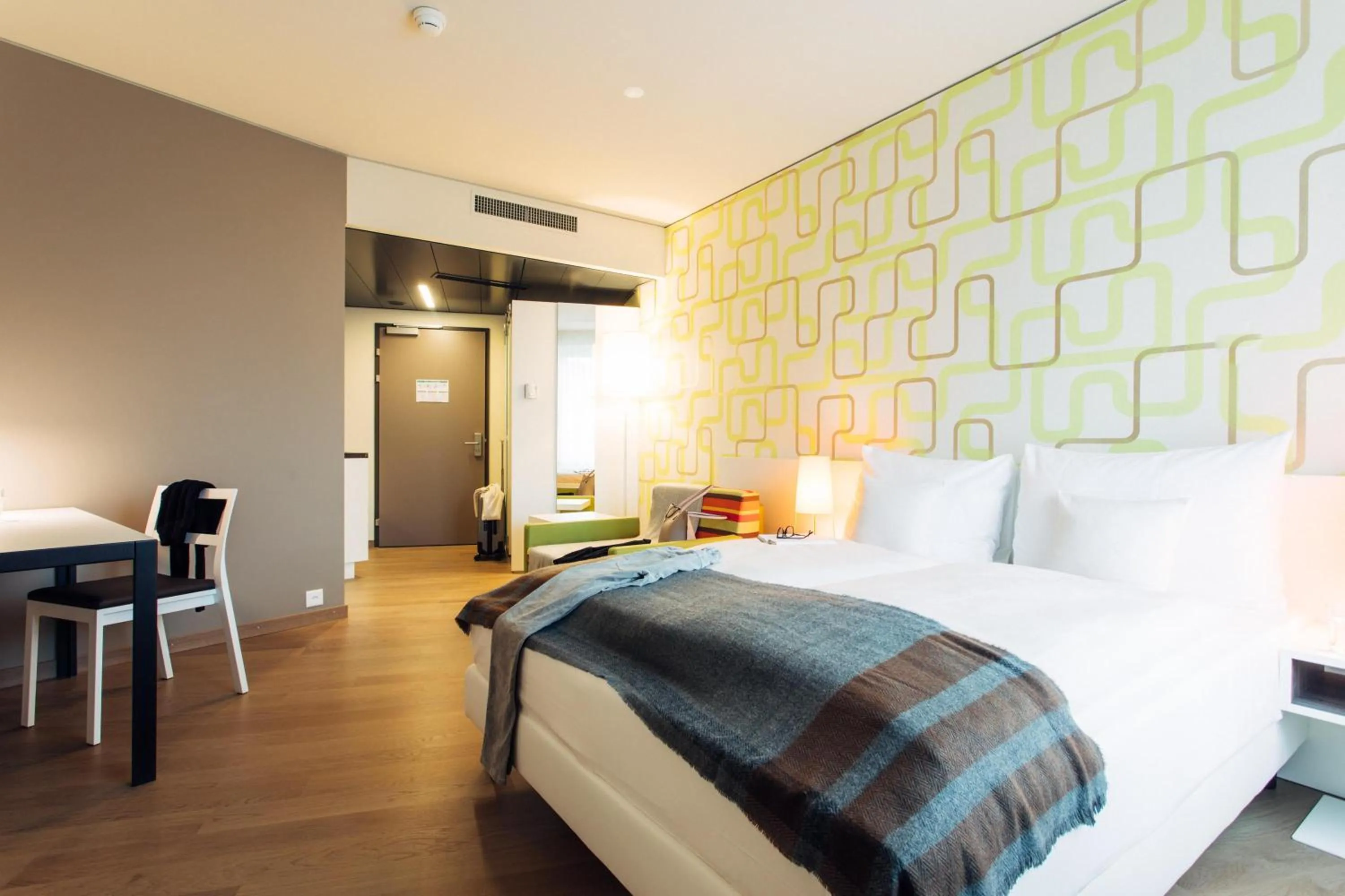 Photo of the whole room, Bed in harry's home Zürich-Wallisellen