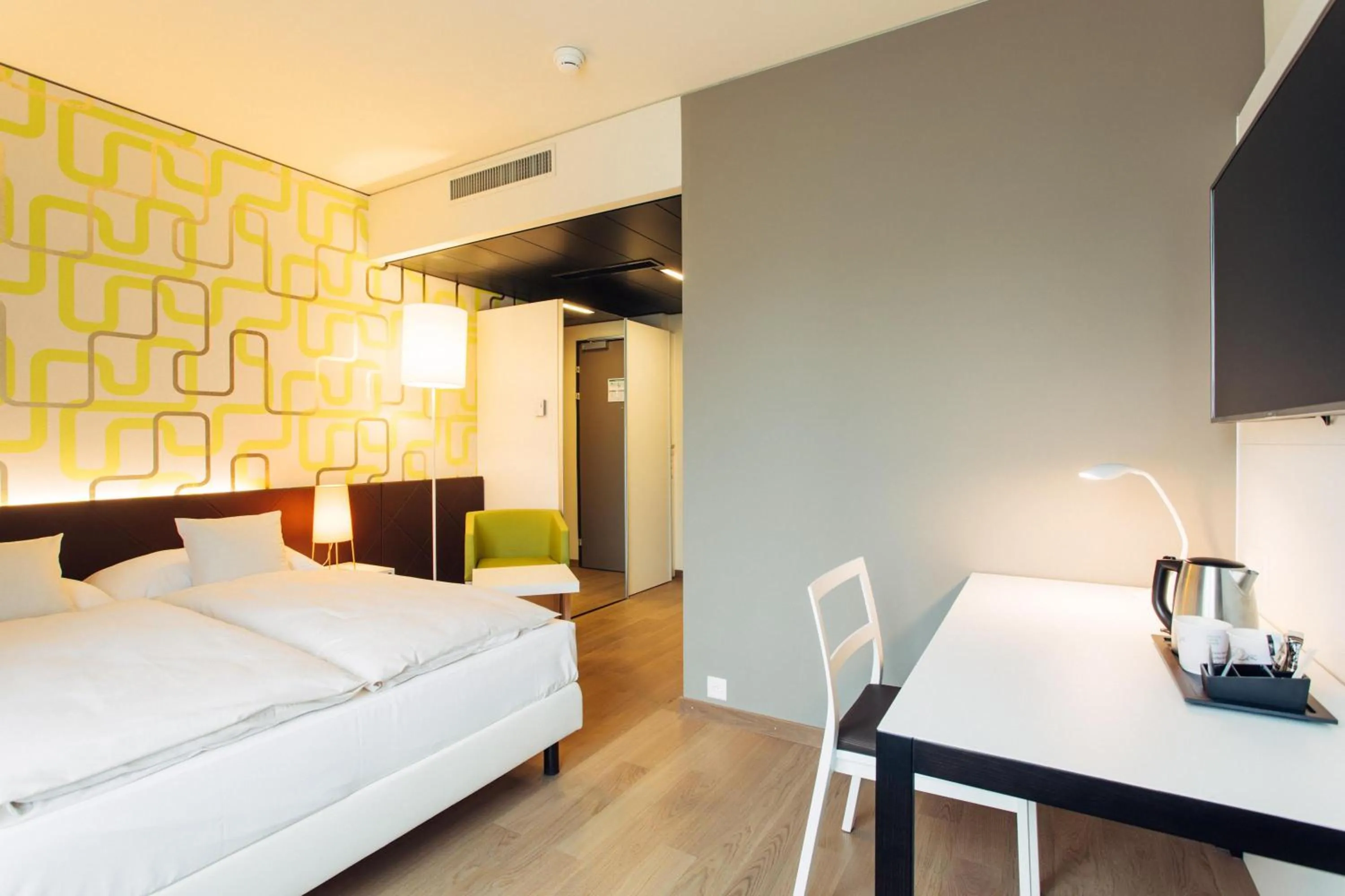 Photo of the whole room, Bed in harry's home Zürich-Wallisellen