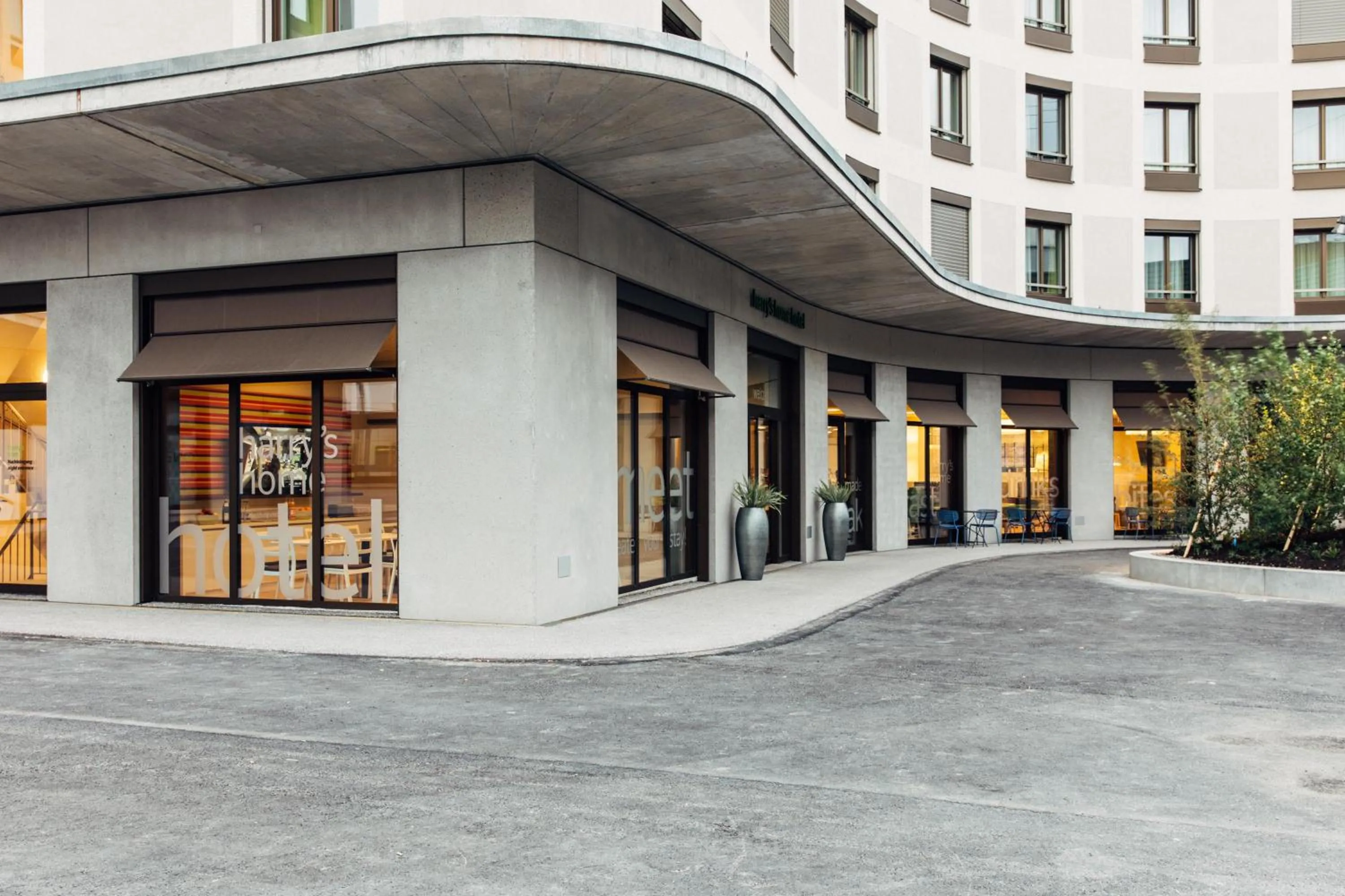 Property building in harry's home Zürich-Wallisellen