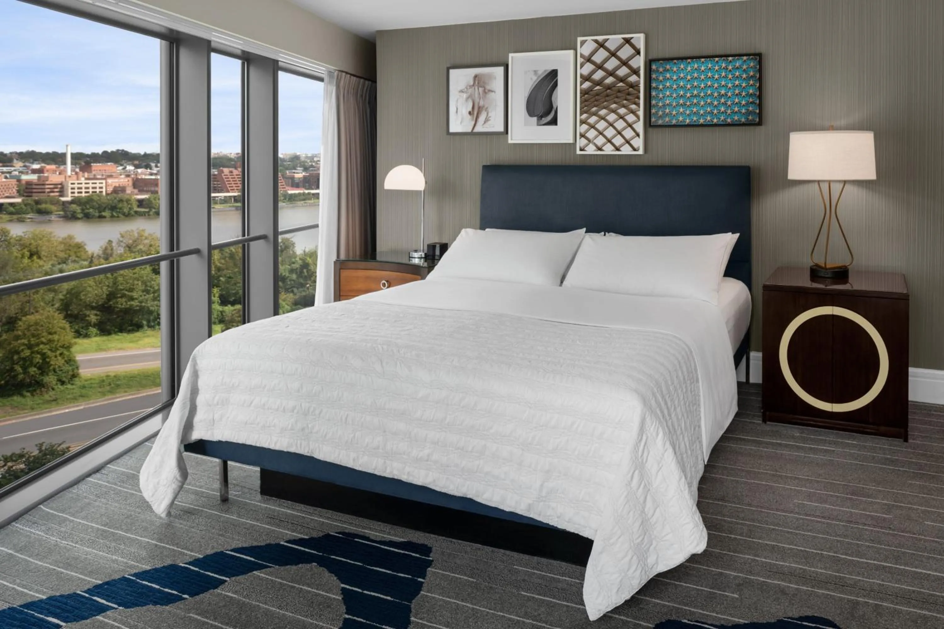 Photo of the whole room, Bed in Le Meridien Arlington