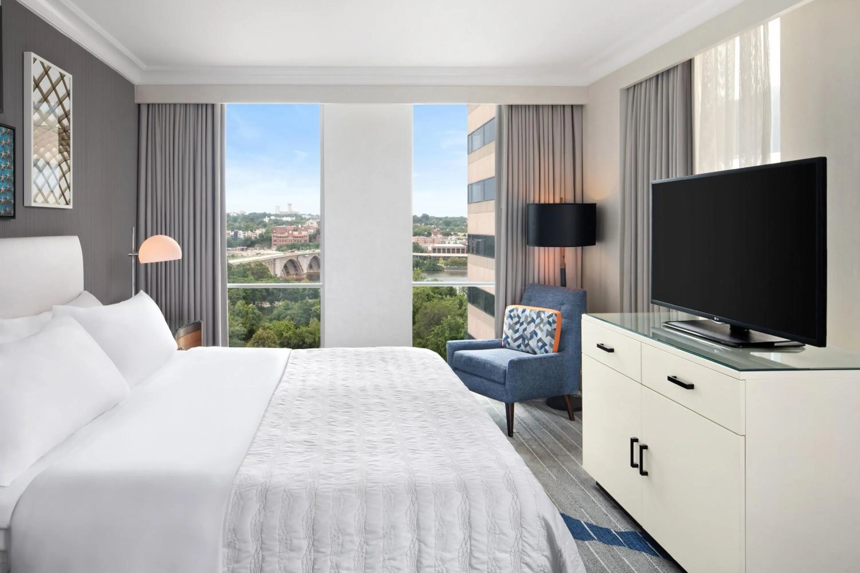 Bedroom, Bed in Le Meridien Arlington