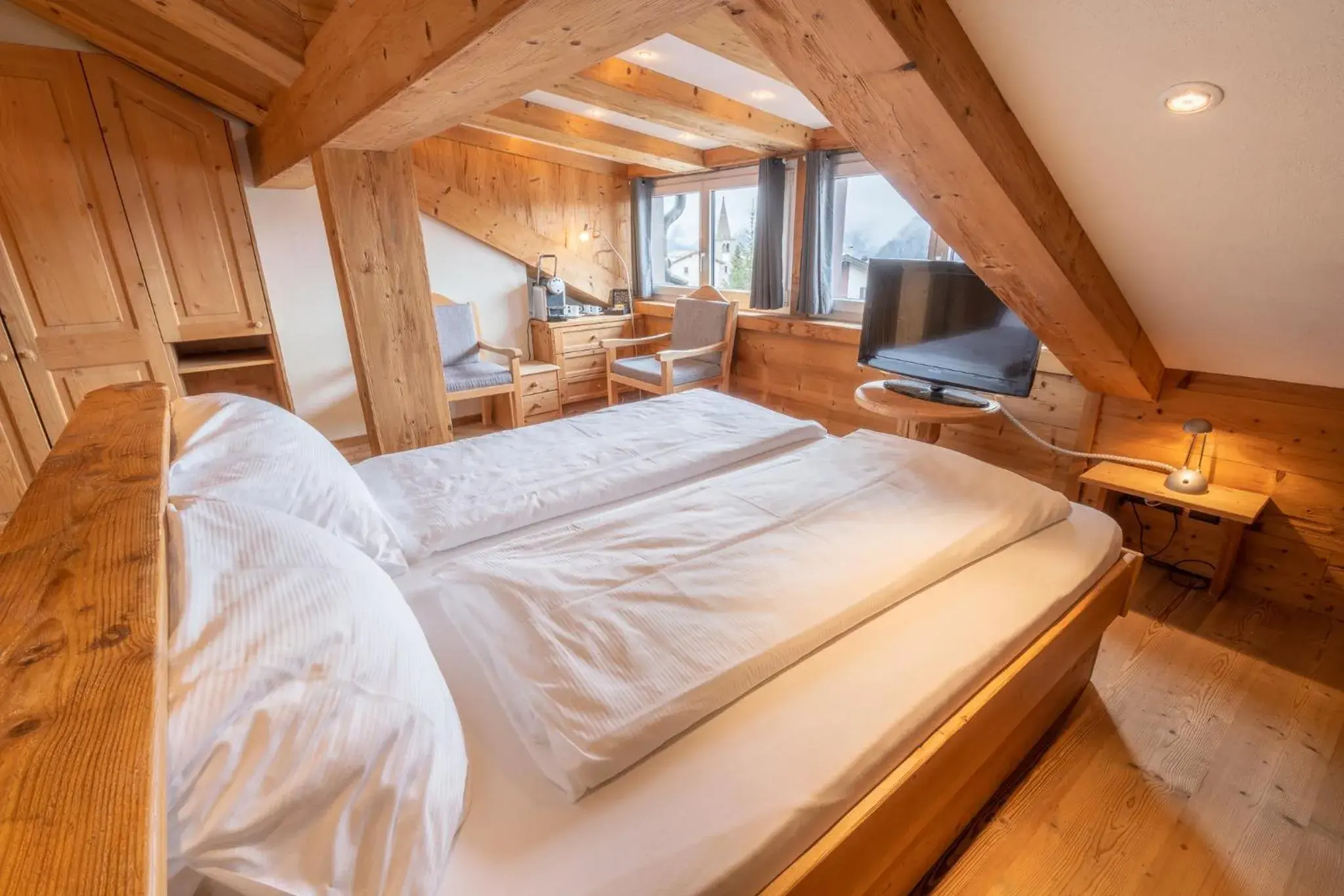 TV and multimedia, Bed in Lifestyle & Spa Hotel Grächerhof TV and multimedia, Bed in Lifestyle & Spa Hotel Grächerhof