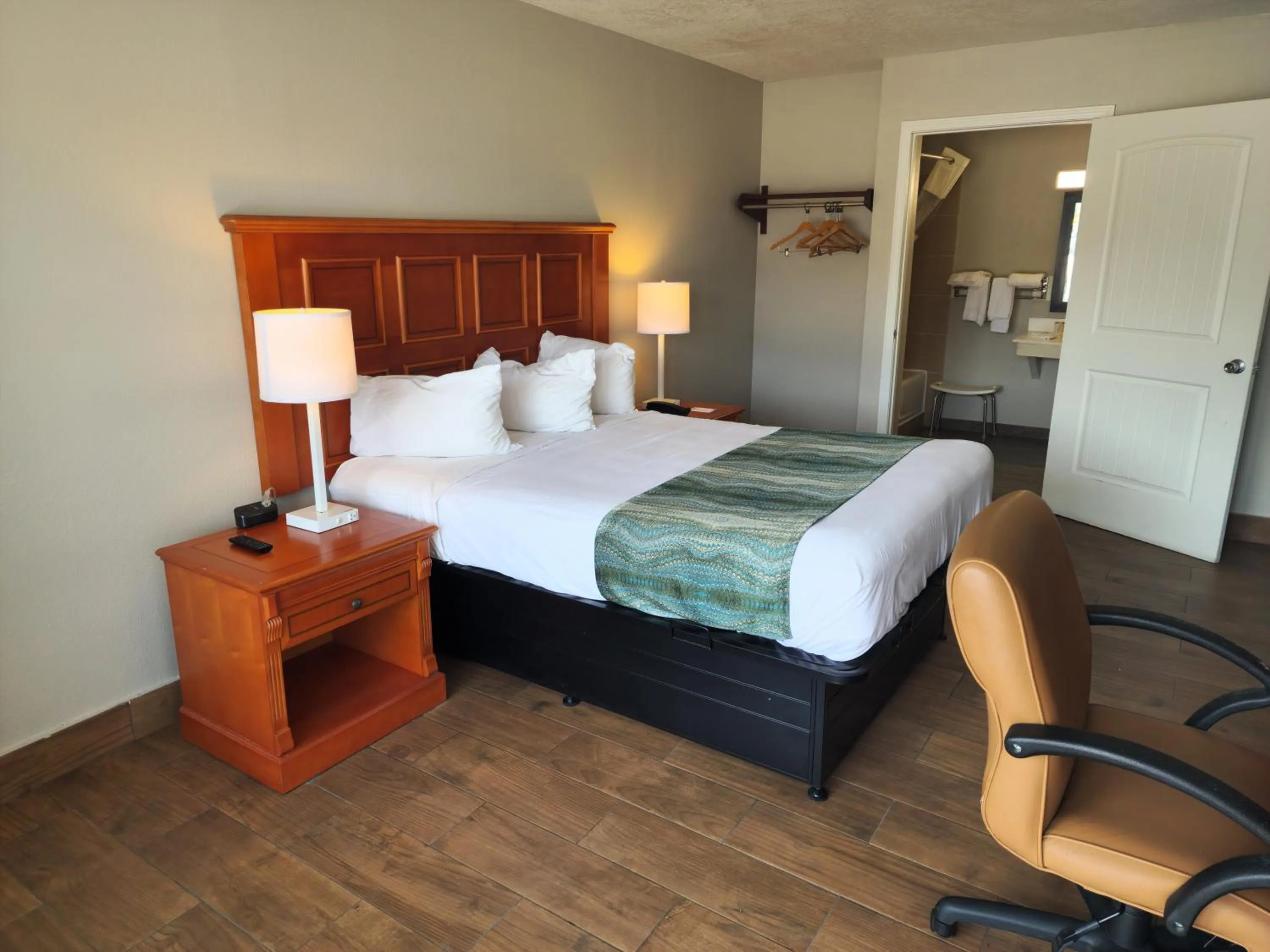 Bed in Days Inn by Wyndham Hardeeville Near Hilton Head