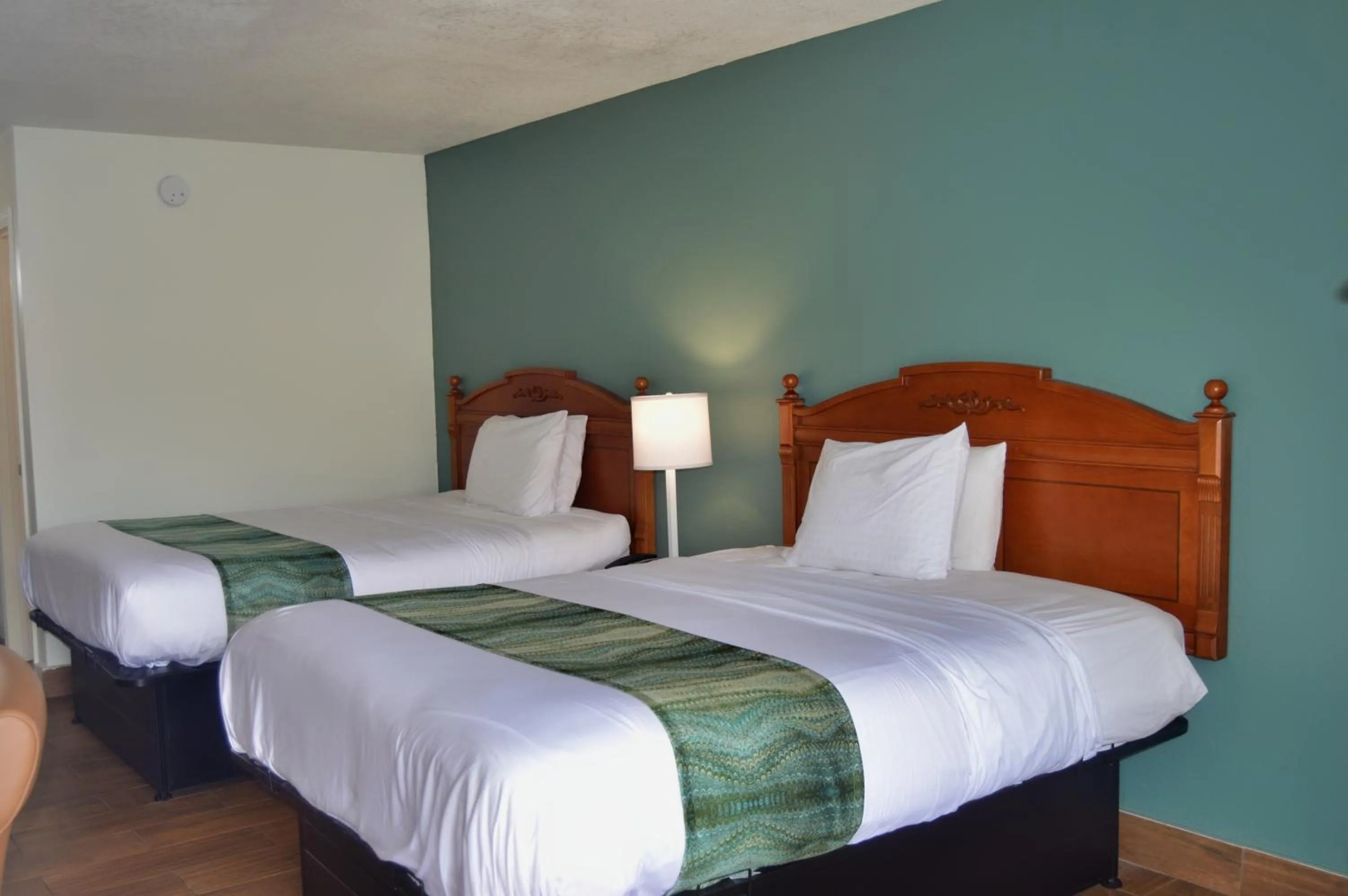 Bed in Days Inn by Wyndham Hardeeville Near Hilton Head