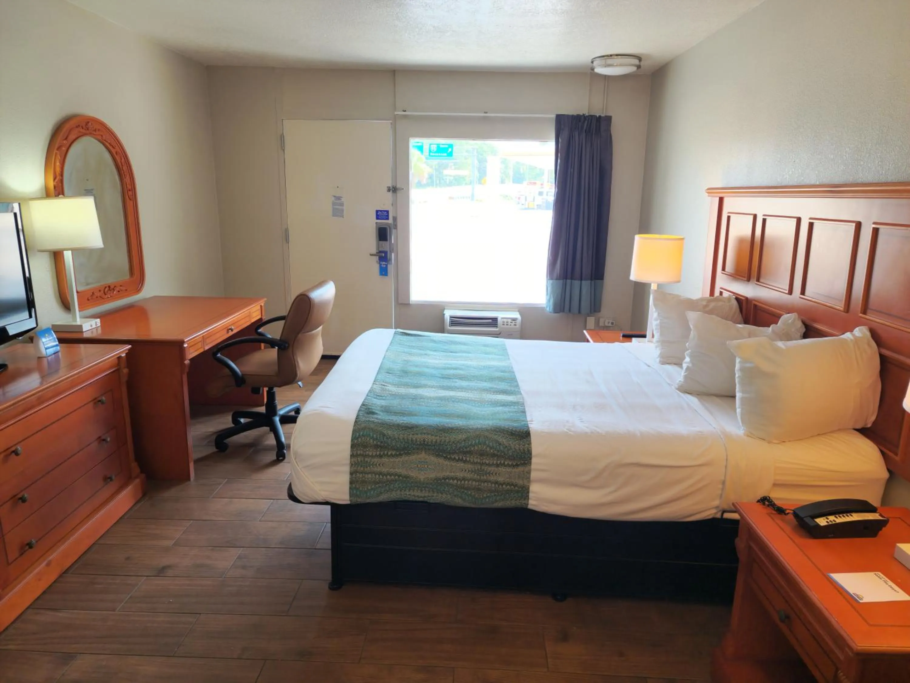 Bed in Days Inn by Wyndham Hardeeville Near Hilton Head