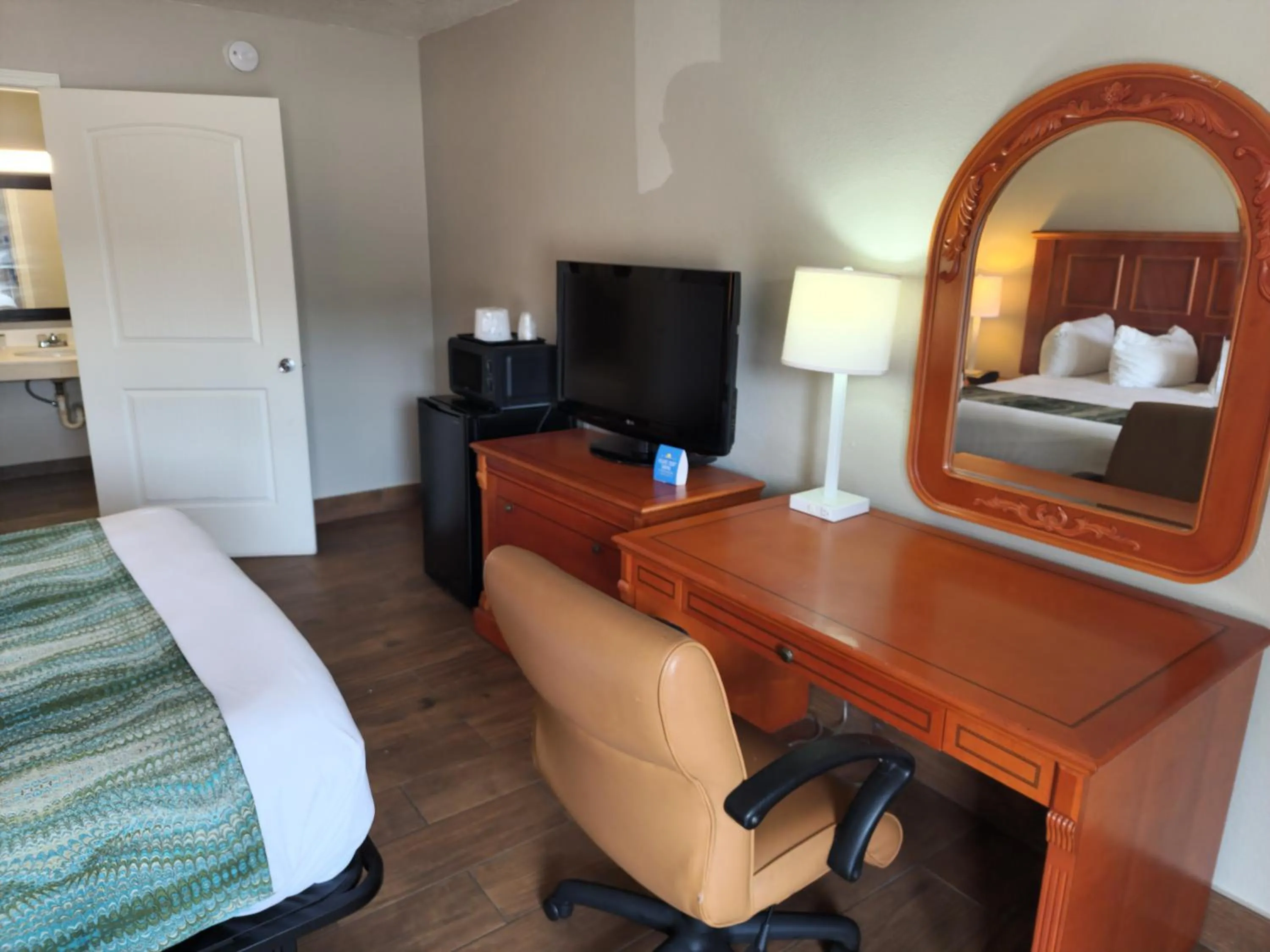 Bed in Days Inn by Wyndham Hardeeville Near Hilton Head