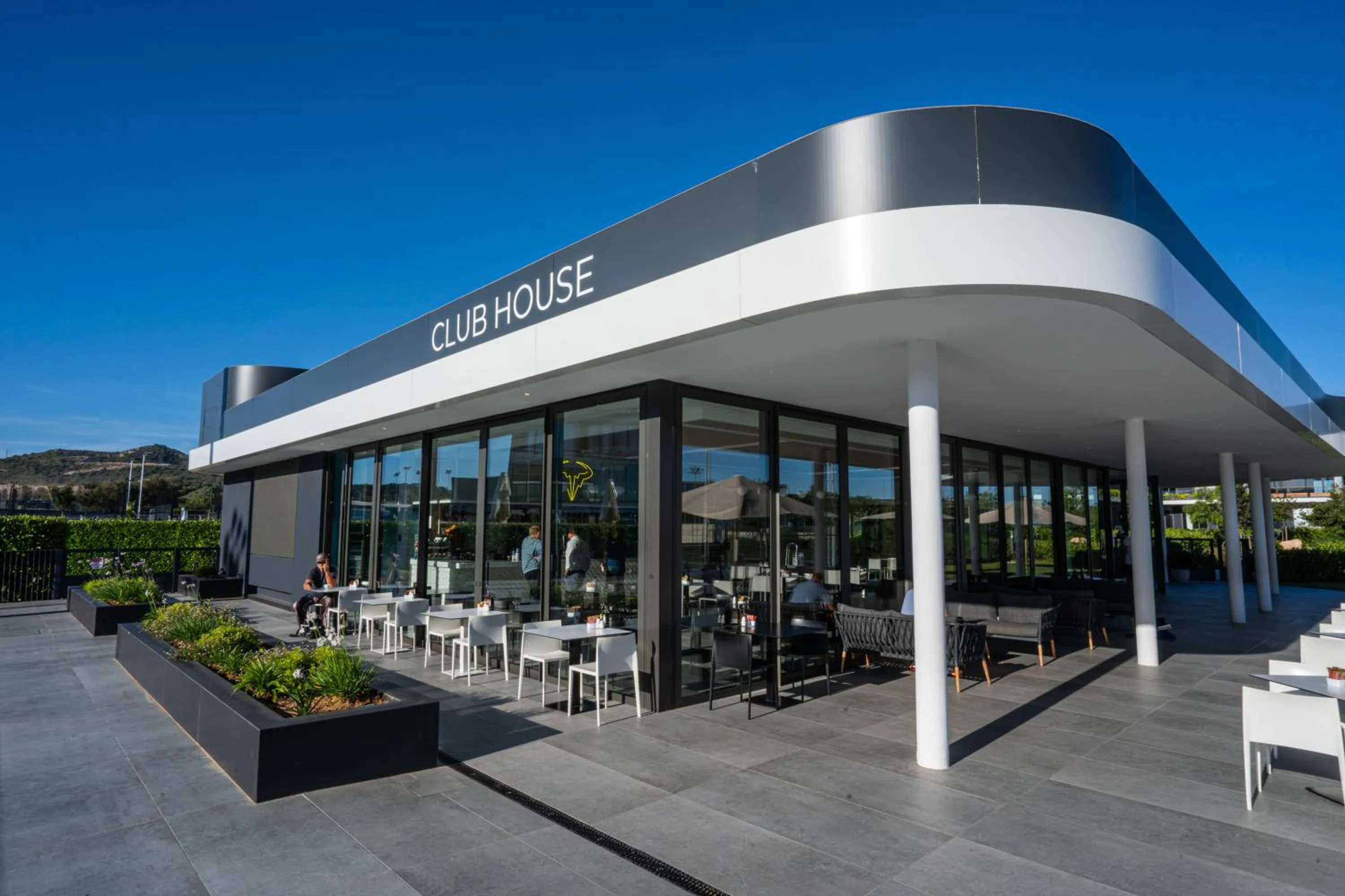 Restaurant/places to eat in Rafa Nadal Residence