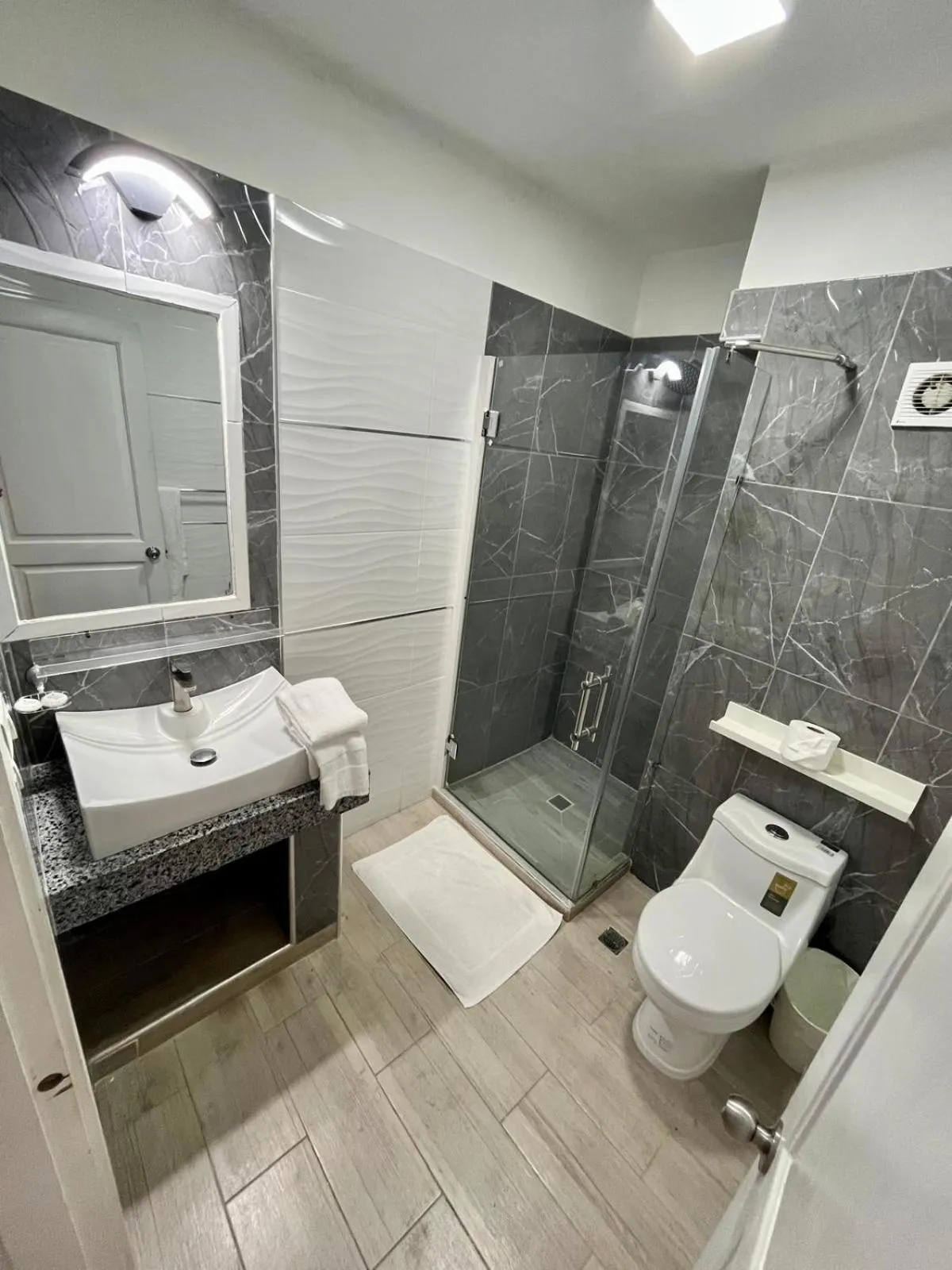 Shower in Hotel Restaurant Hamilton