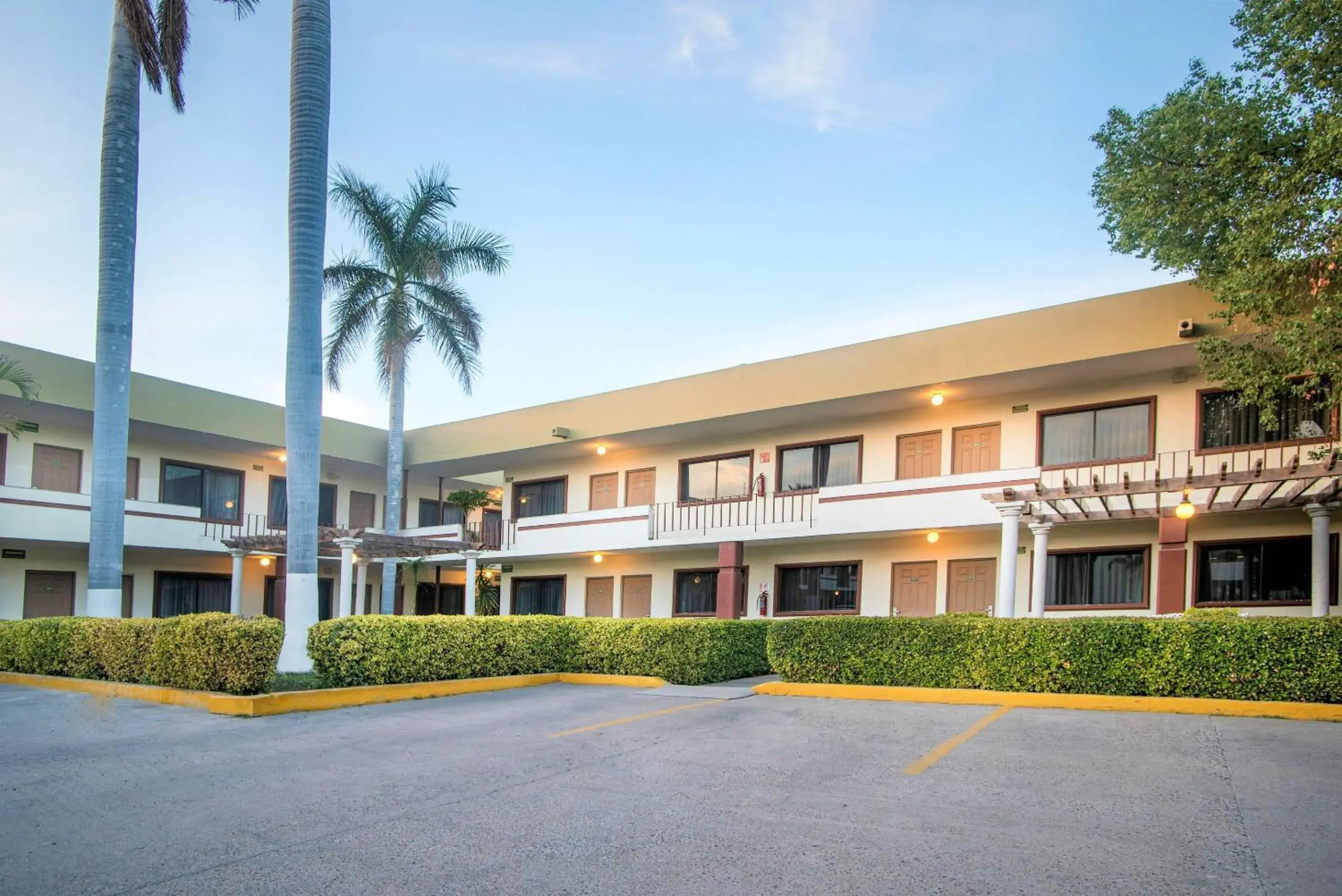 Property building in Quality Inn Ciudad Obregon Property building in Quality Inn Ciudad Obregon
