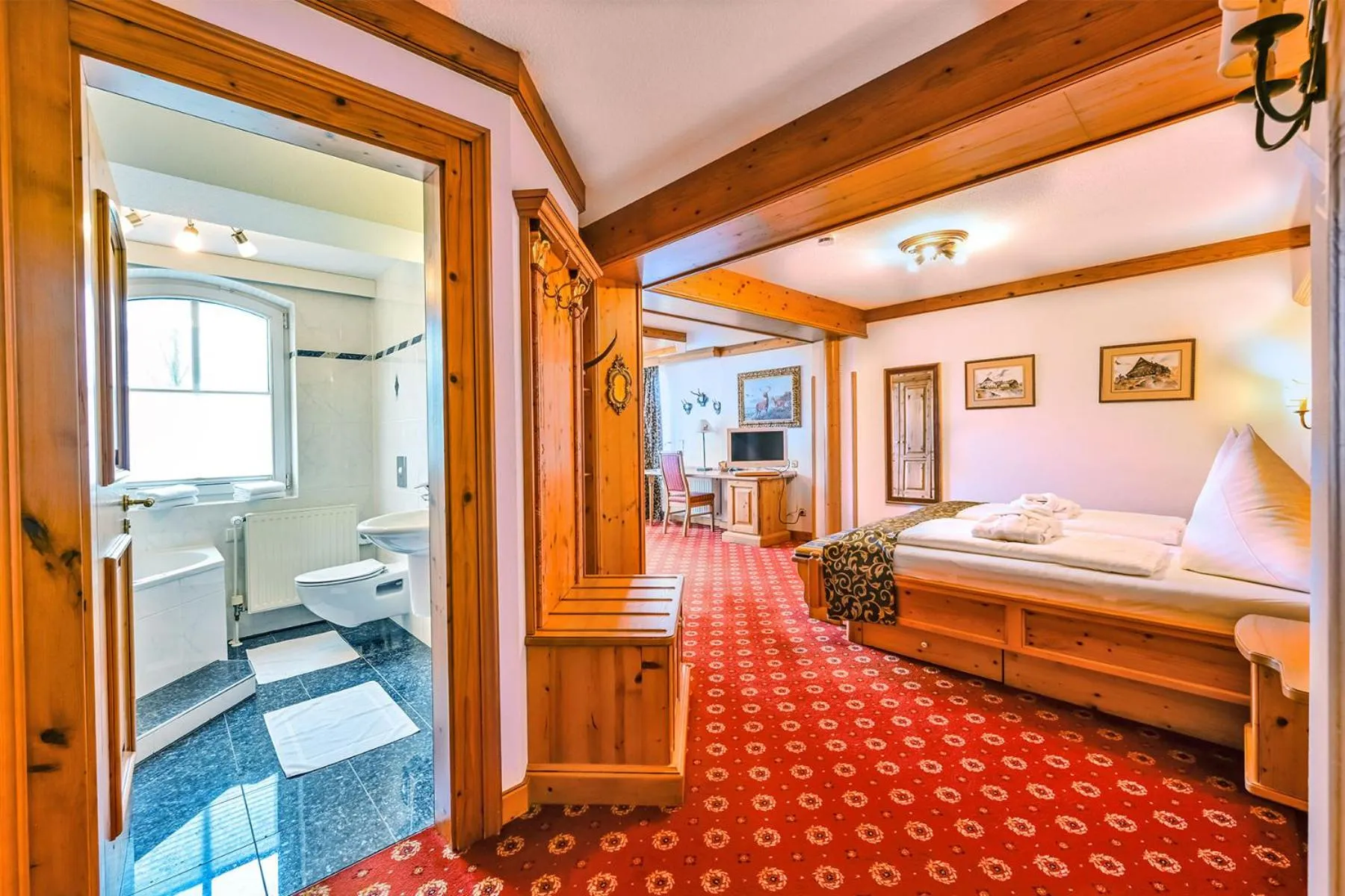 Photo of the whole room, Bed in Schloss Hotel Holzrichter