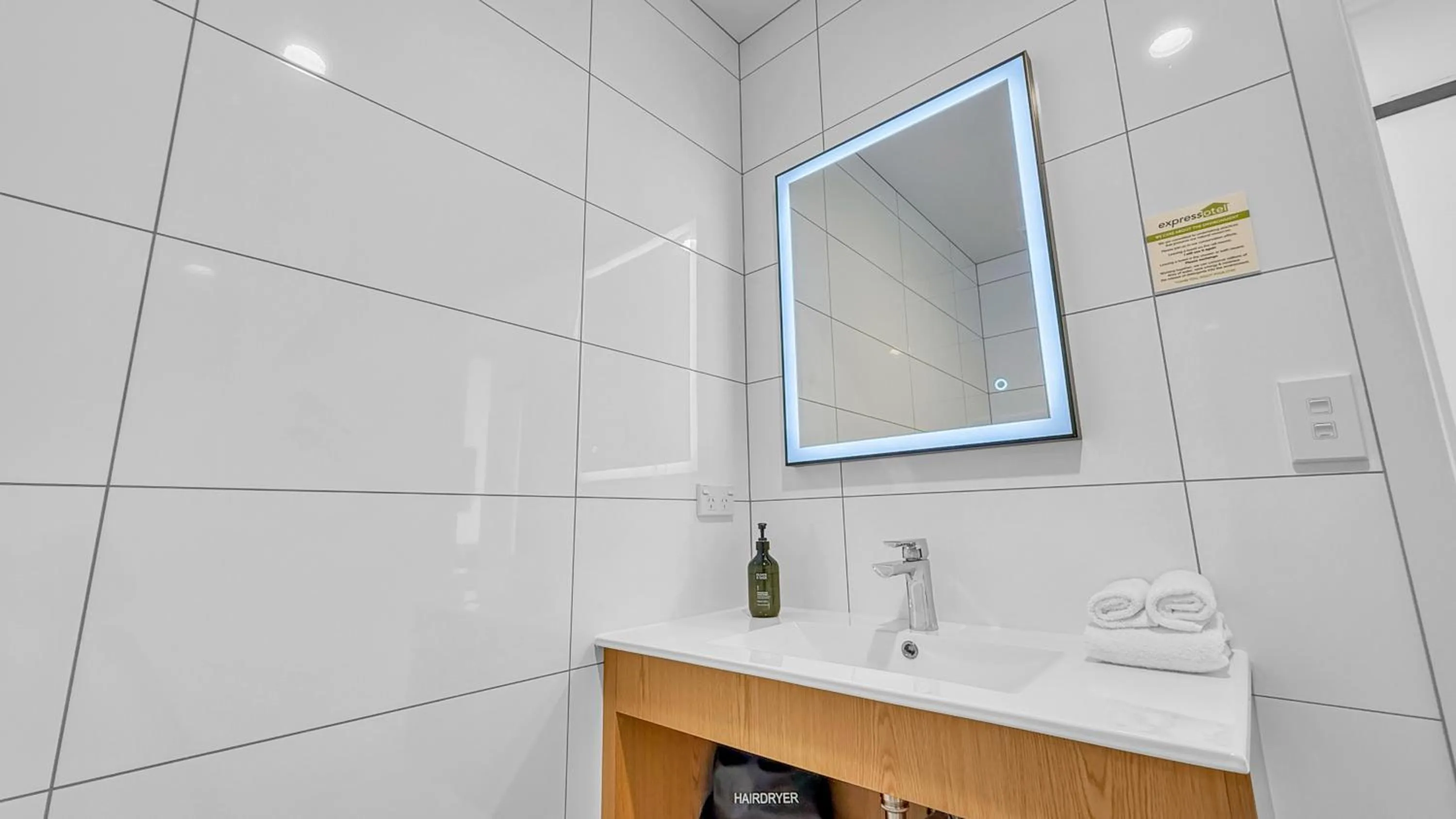 Bathroom in expressotel