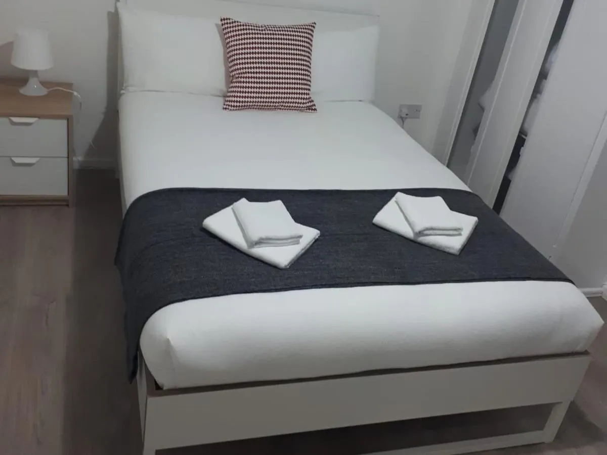 Bedroom, Bed in Marble Apartments Broadway Two