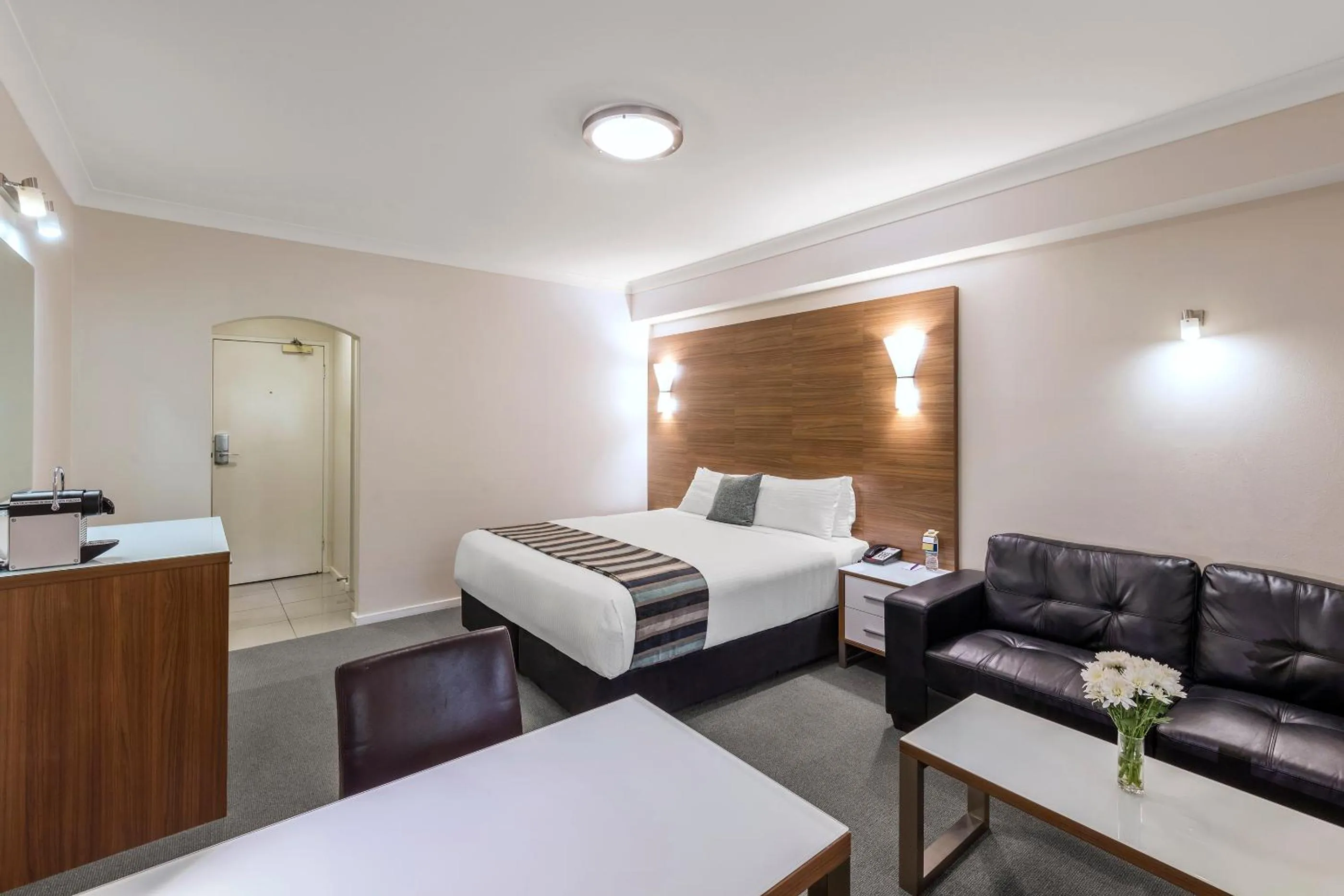 Coffee/tea facilities, Bed in Mercure Wagga Wagga