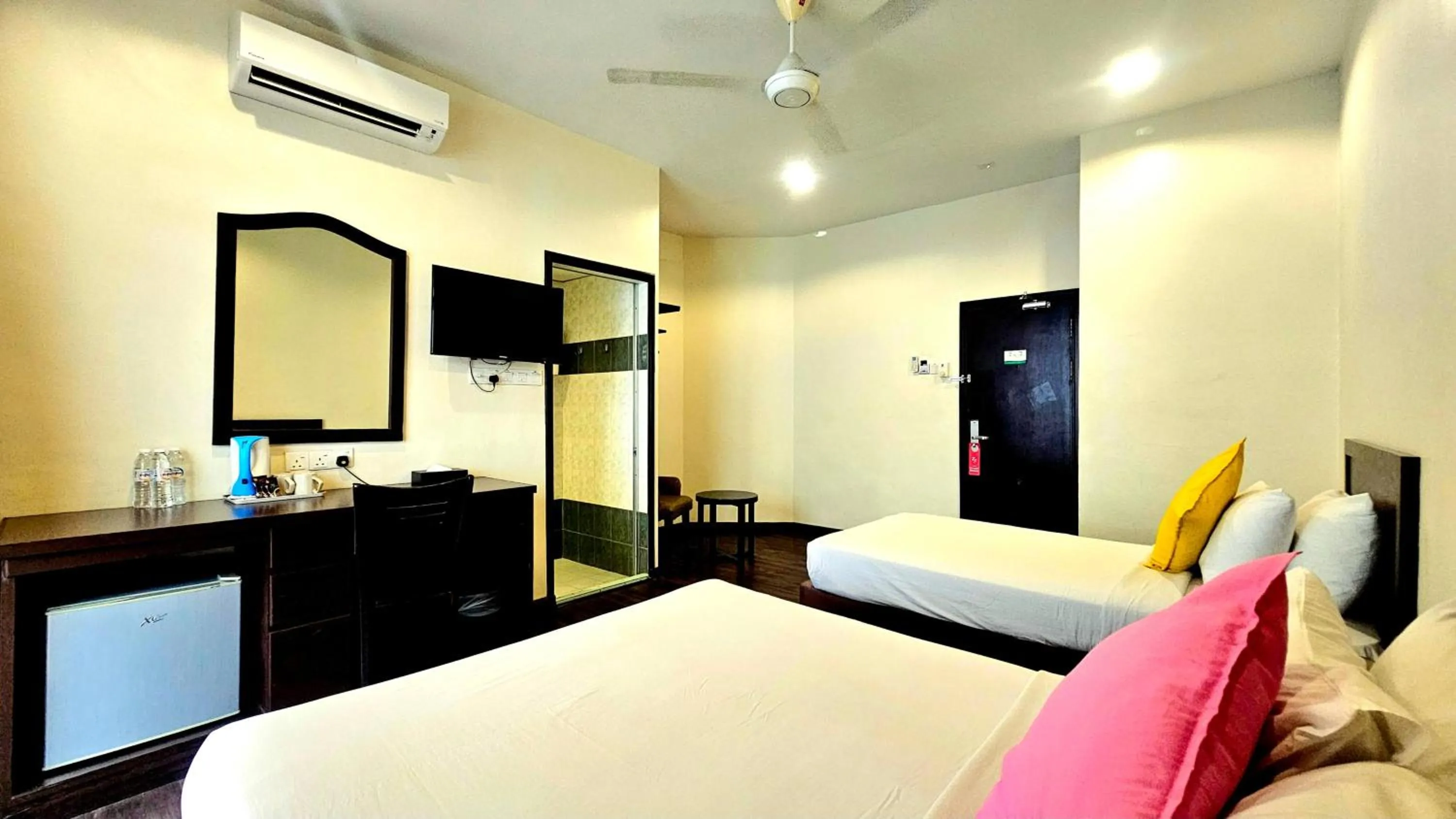 Photo of the whole room, Bed in Hotel 22 Gurney, Penang