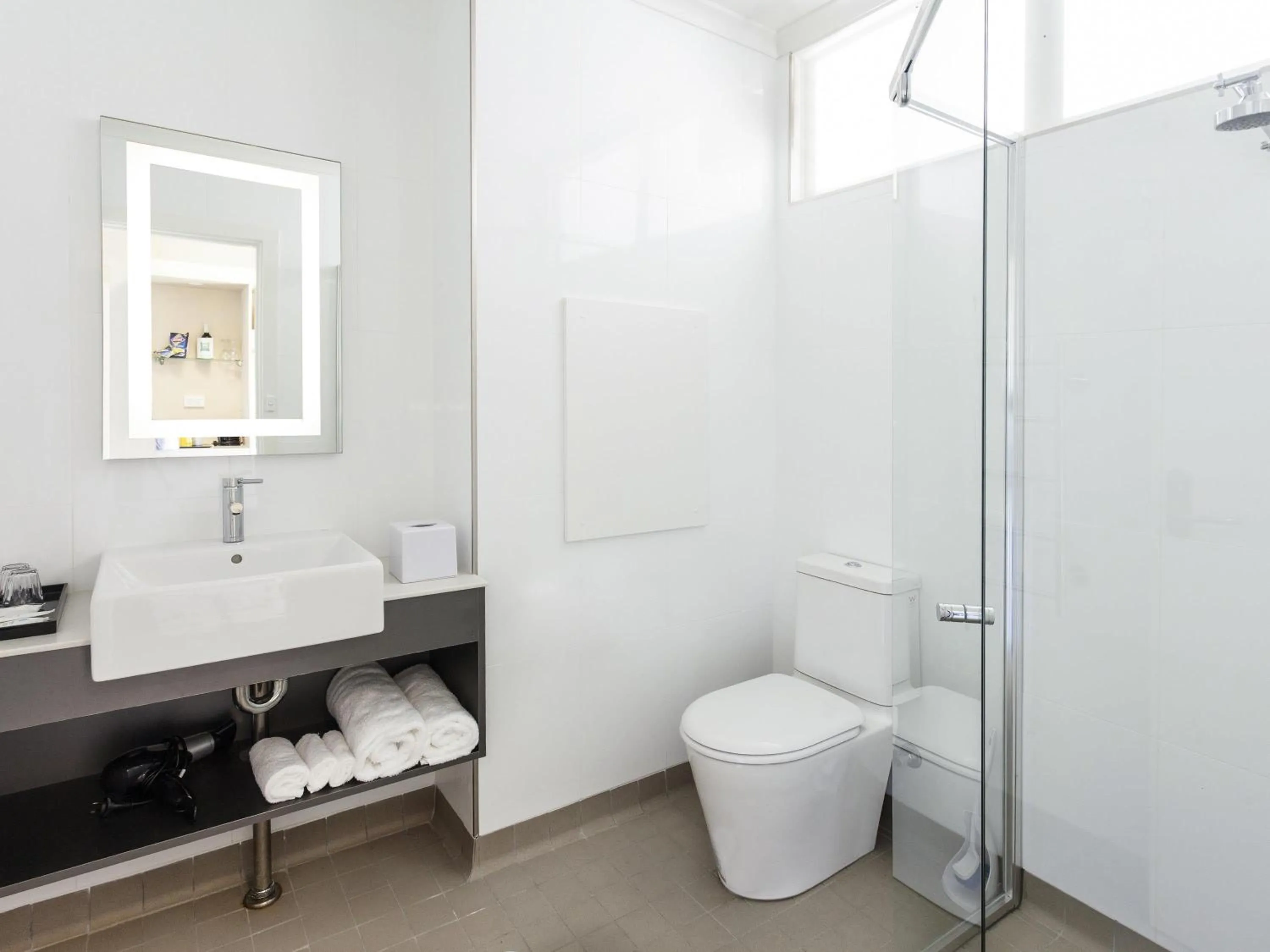 Bedroom in ibis Styles Tamworth