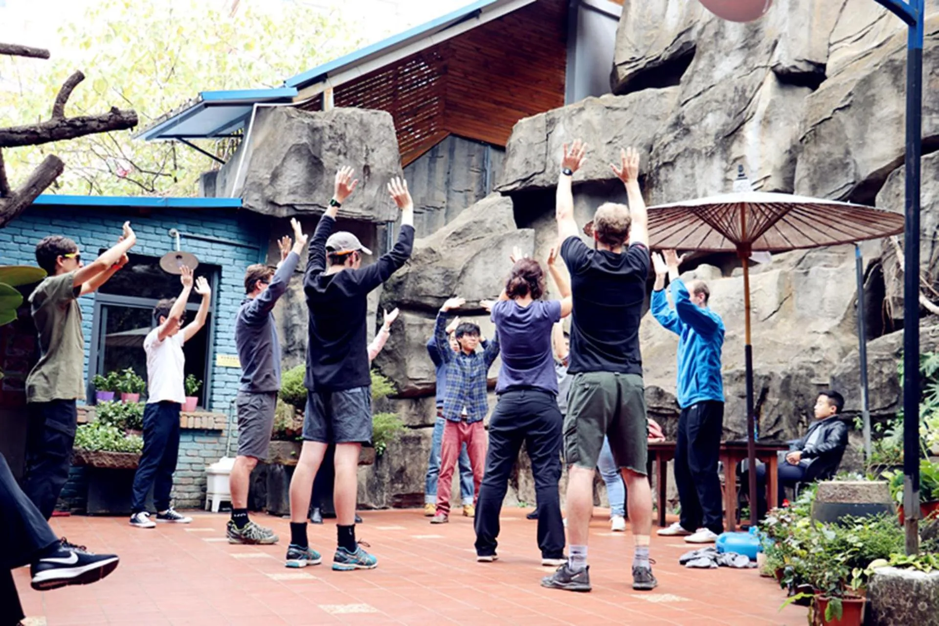 Garden in Kunming Upland International Youth Hostel near the city center ,2 mins walk to the subway, 2 mins walk to the Green Lake, Close to Yuan tong Temple, Old street, Yunnan University, English-speaking service convenient payment and visa cards are accepted