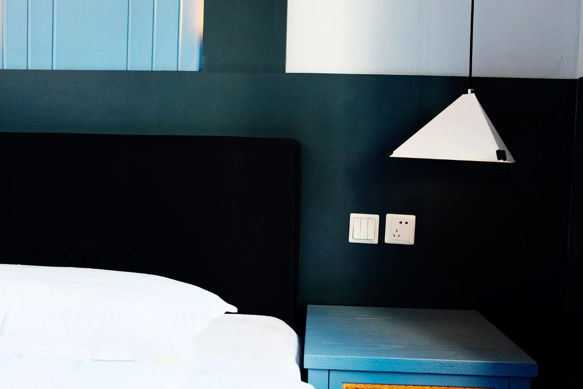 Bed in Kunming Upland International Youth Hostel near the city center ,2 mins walk to the subway, 2 mins walk to the Green Lake, Close to Yuan tong Temple, Old street, Yunnan University, English-speaking service convenient payment and visa cards are accepted