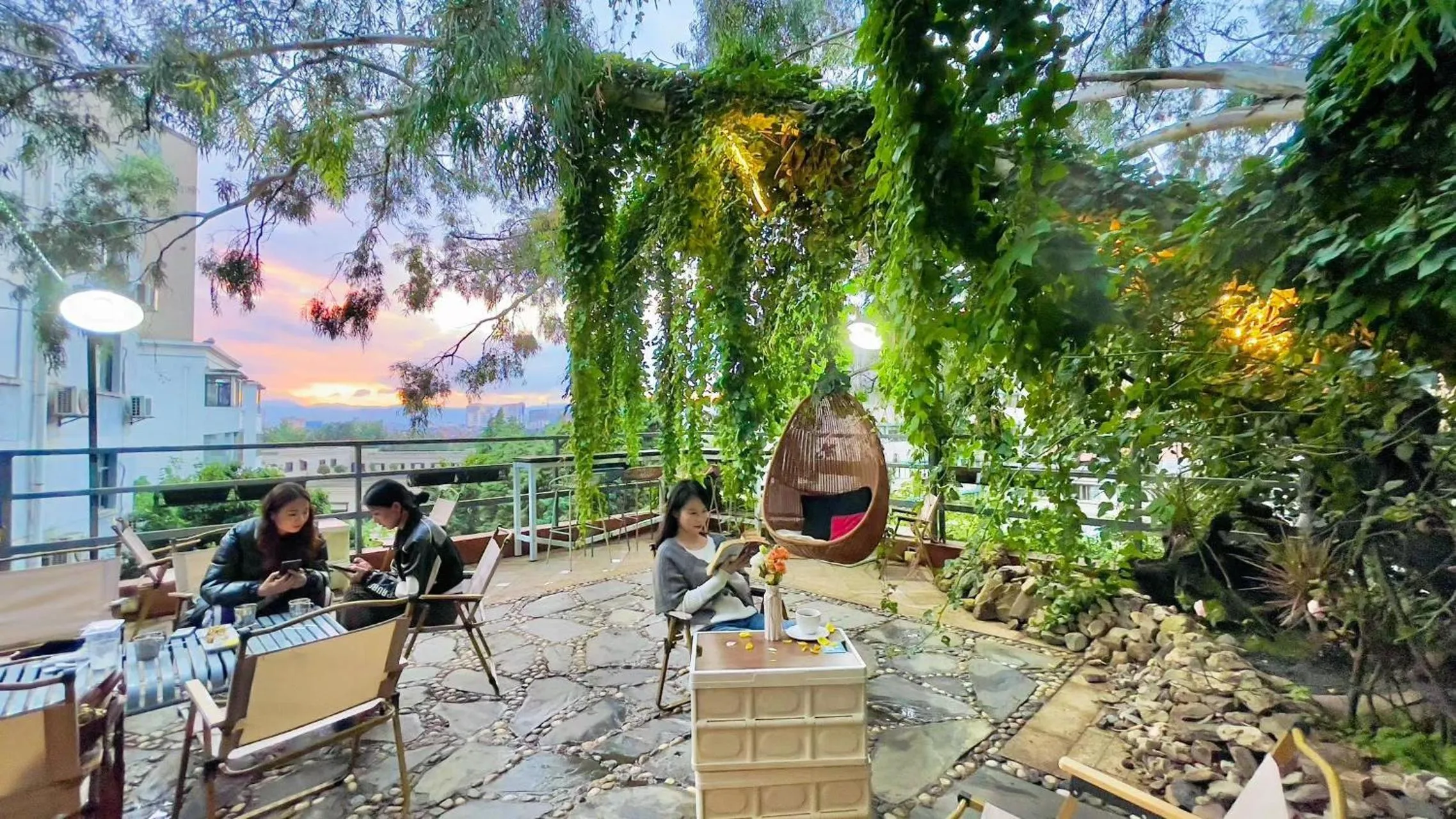 Garden view in Kunming Upland International Youth Hostel near the city center ,2 mins walk to the subway, 2 mins walk to the Green Lake, Close to Yuan tong Temple, Old street, Yunnan University, English-speaking service convenient payment and visa cards are accepted