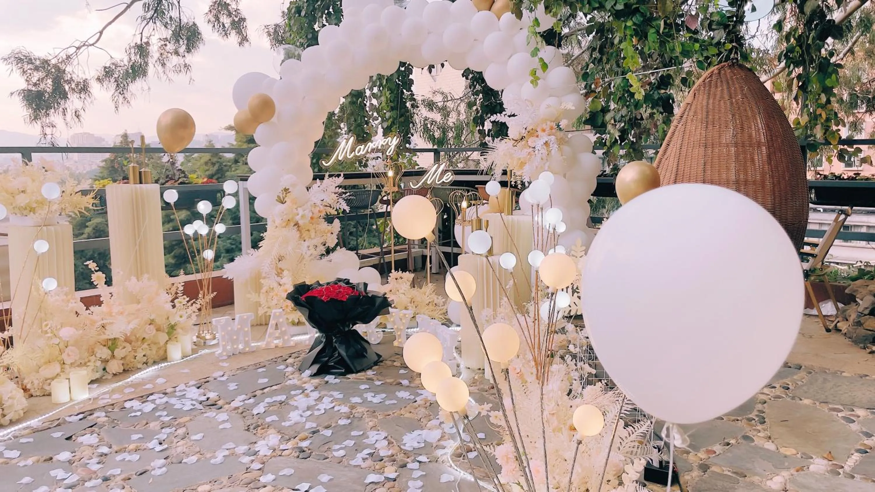 Property building in Kunming Upland International Youth Hostel near the city center ,2 mins walk to the subway, 2 mins walk to the Green Lake, Close to Yuan tong Temple, Old street, Yunnan University, English-speaking service convenient payment and visa cards are accepted