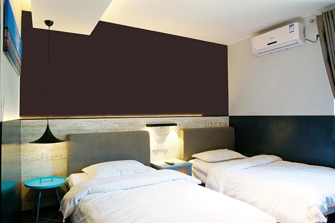 Photo of the whole room, Bed in Kunming Upland International Youth Hostel near the city center ,2 mins walk to the subway, 2 mins walk to the Green Lake, Close to Yuan tong Temple, Old street, Yunnan University, English-speaking service convenient payment and visa cards are accepted
