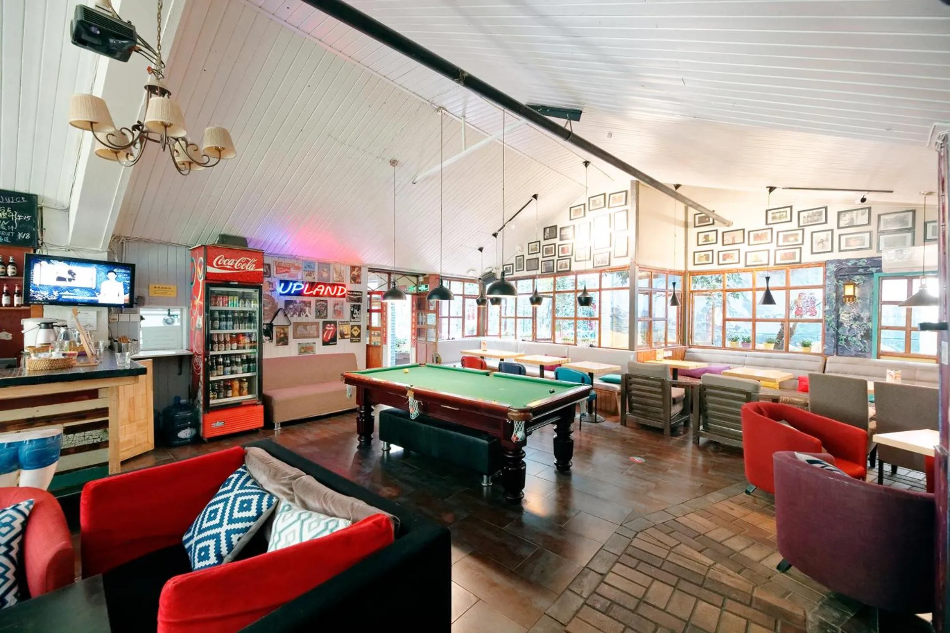 Restaurant/places to eat in Kunming Upland International Youth Hostel near the city center ,2 mins walk to the subway, 2 mins walk to the Green Lake, Close to Yuan tong Temple, Old street, Yunnan University, English-speaking service convenient payment and visa cards are accepted