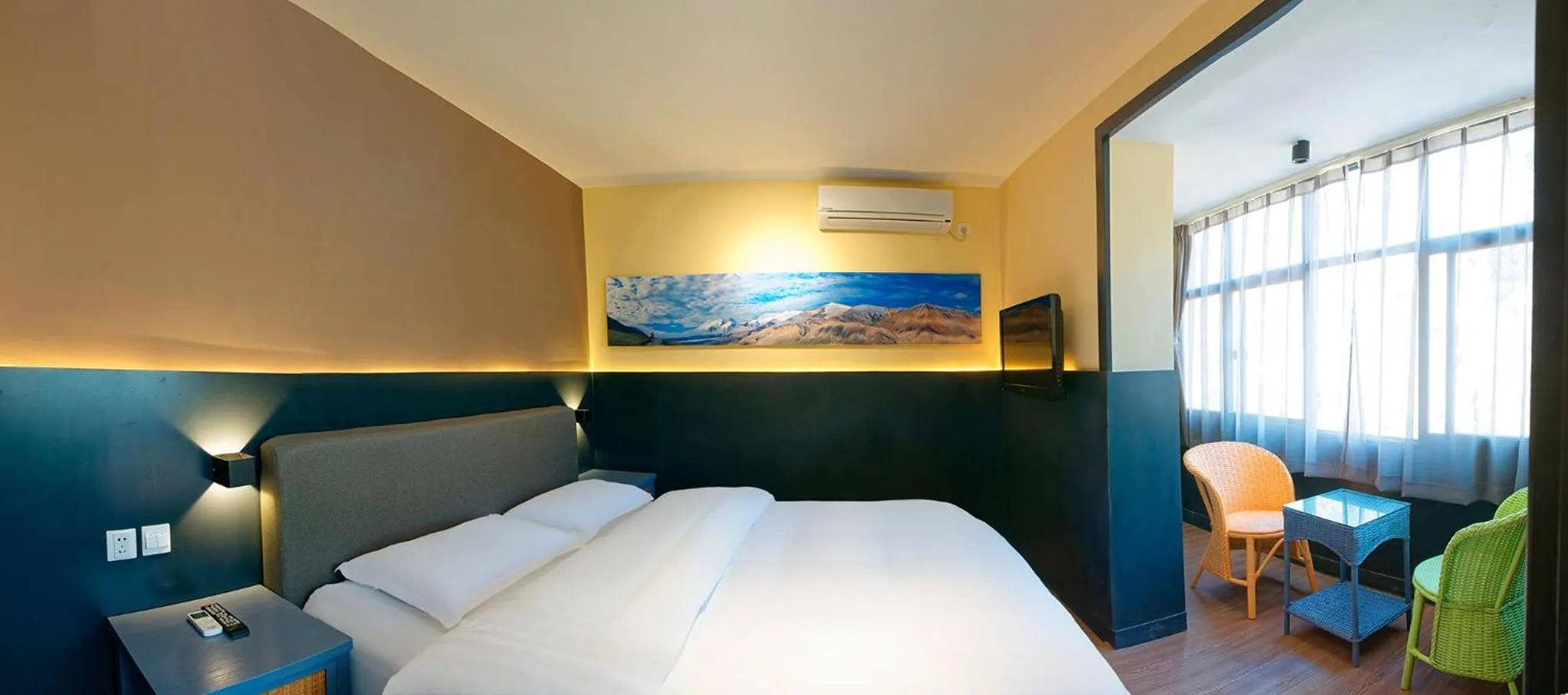 Bed in Kunming Upland International Youth Hostel near the city center ,2 mins walk to the subway, 2 mins walk to the Green Lake, Close to Yuan tong Temple, Old street, Yunnan University, English-speaking service convenient payment and visa cards are accepted
